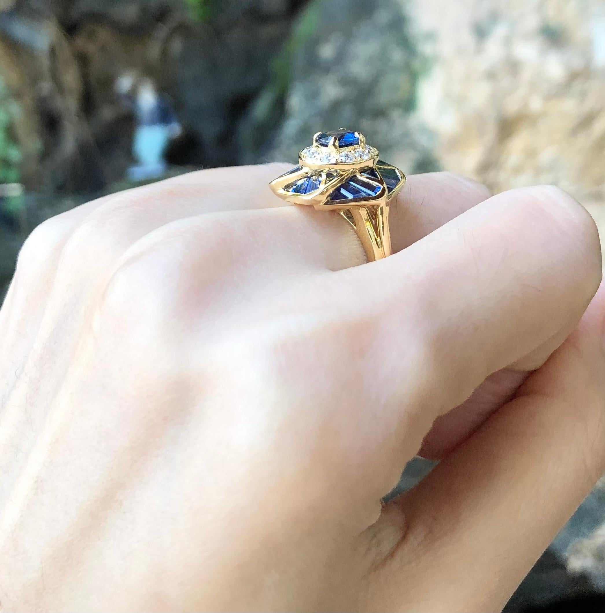 Bague en or 18 carats sertie d'un saphir bleu et de diamants Neuf - En vente à Bangkok, TH