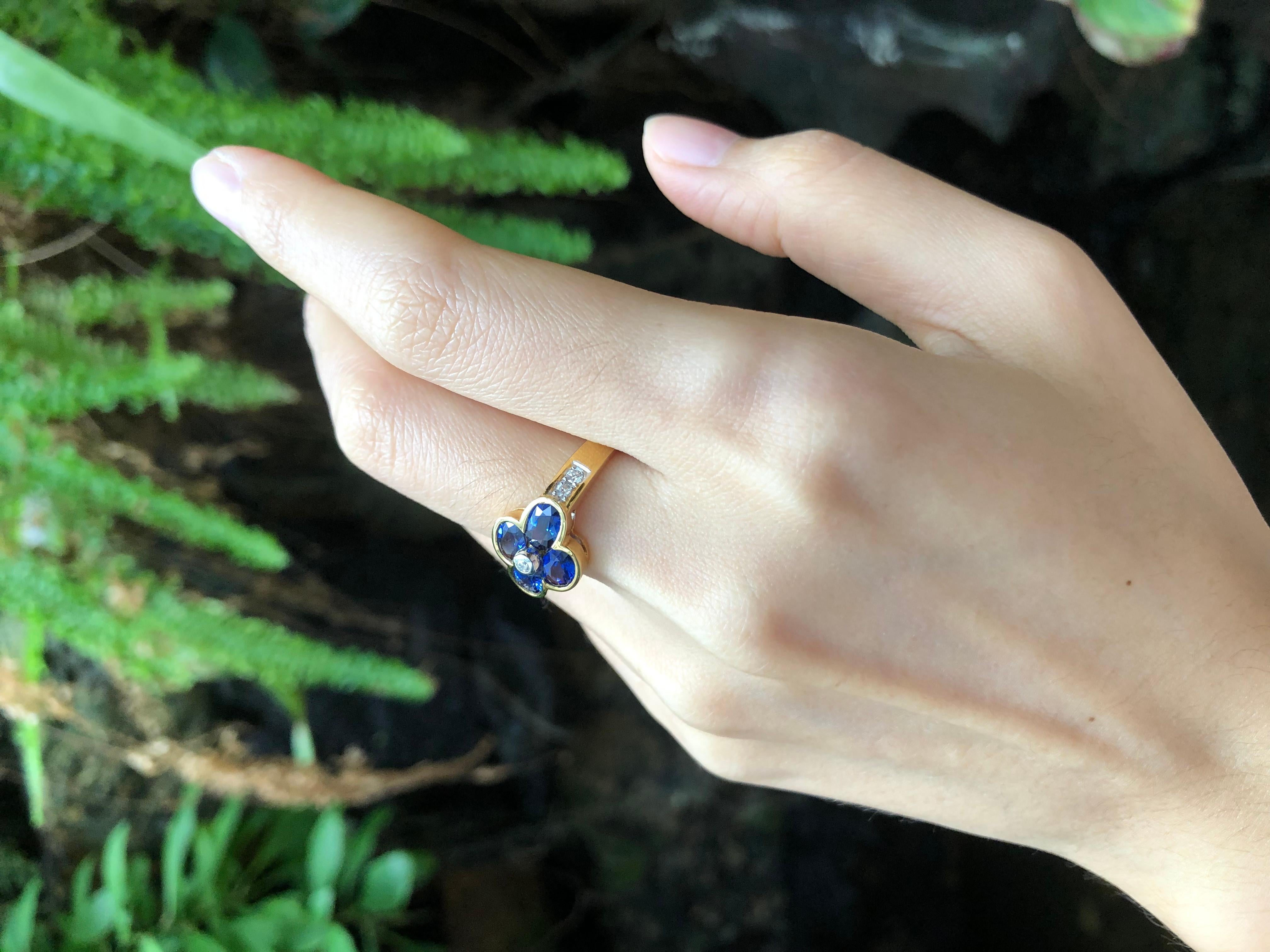 Bague en saphir bleu et diamants sertis en or 18 carats Neuf - En vente à Bangkok, TH