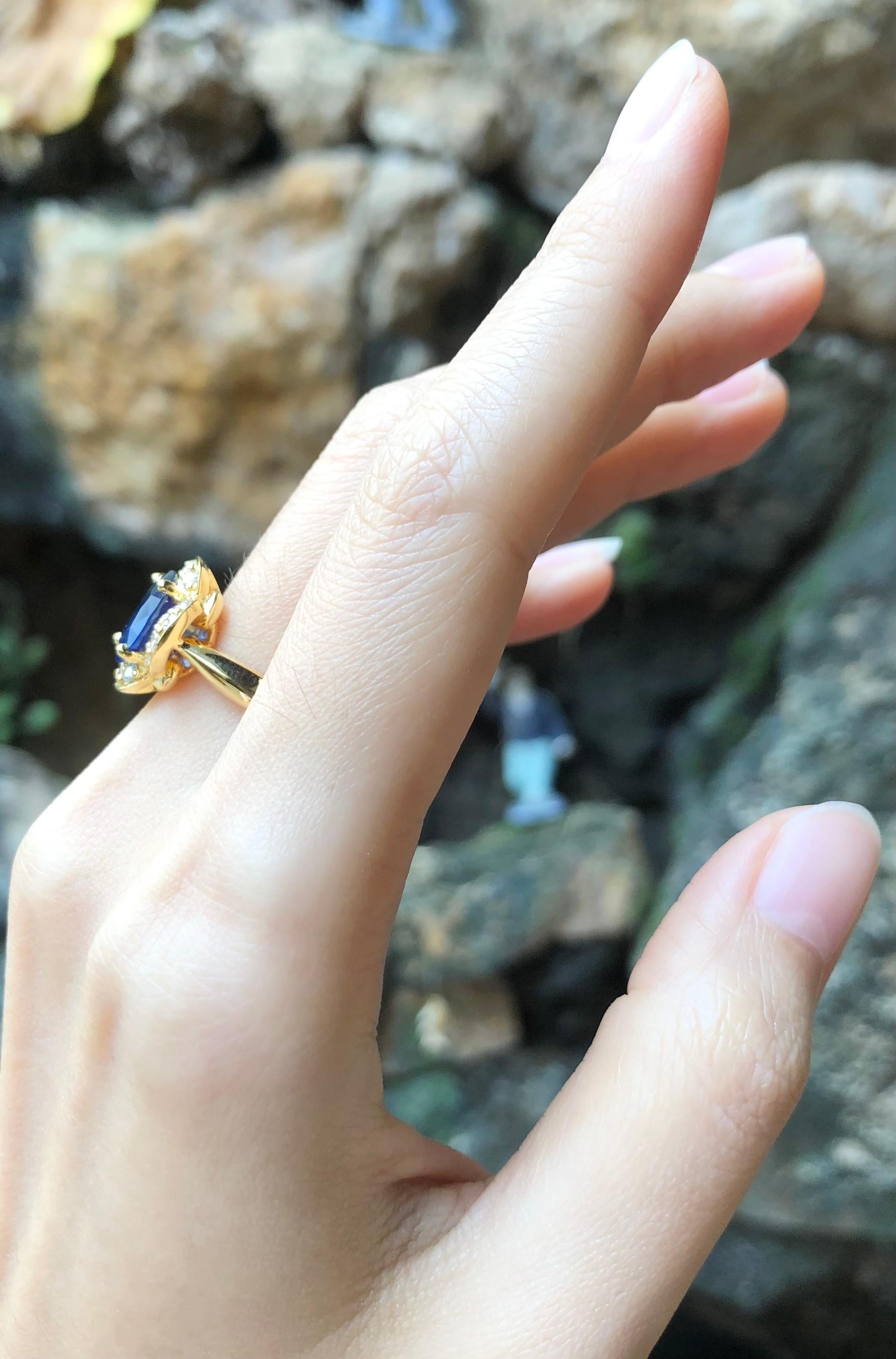 Bague en saphir bleu et diamants sertis en or 18 carats Neuf - En vente à Bangkok, TH