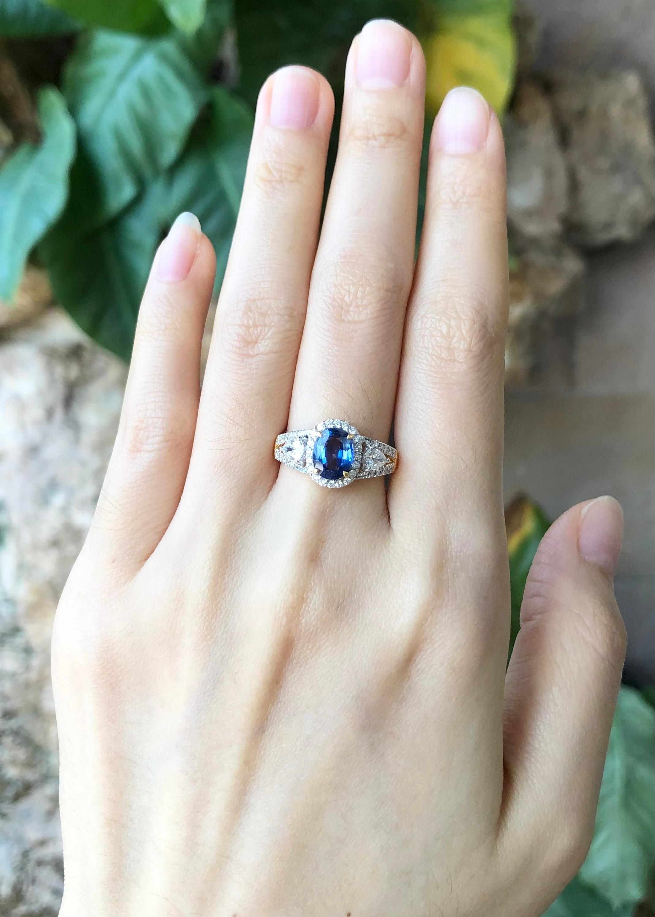 Blue Sapphire with Diamond Ring Set in 18 Karat Gold Settings In New Condition For Sale In Bangkok, TH