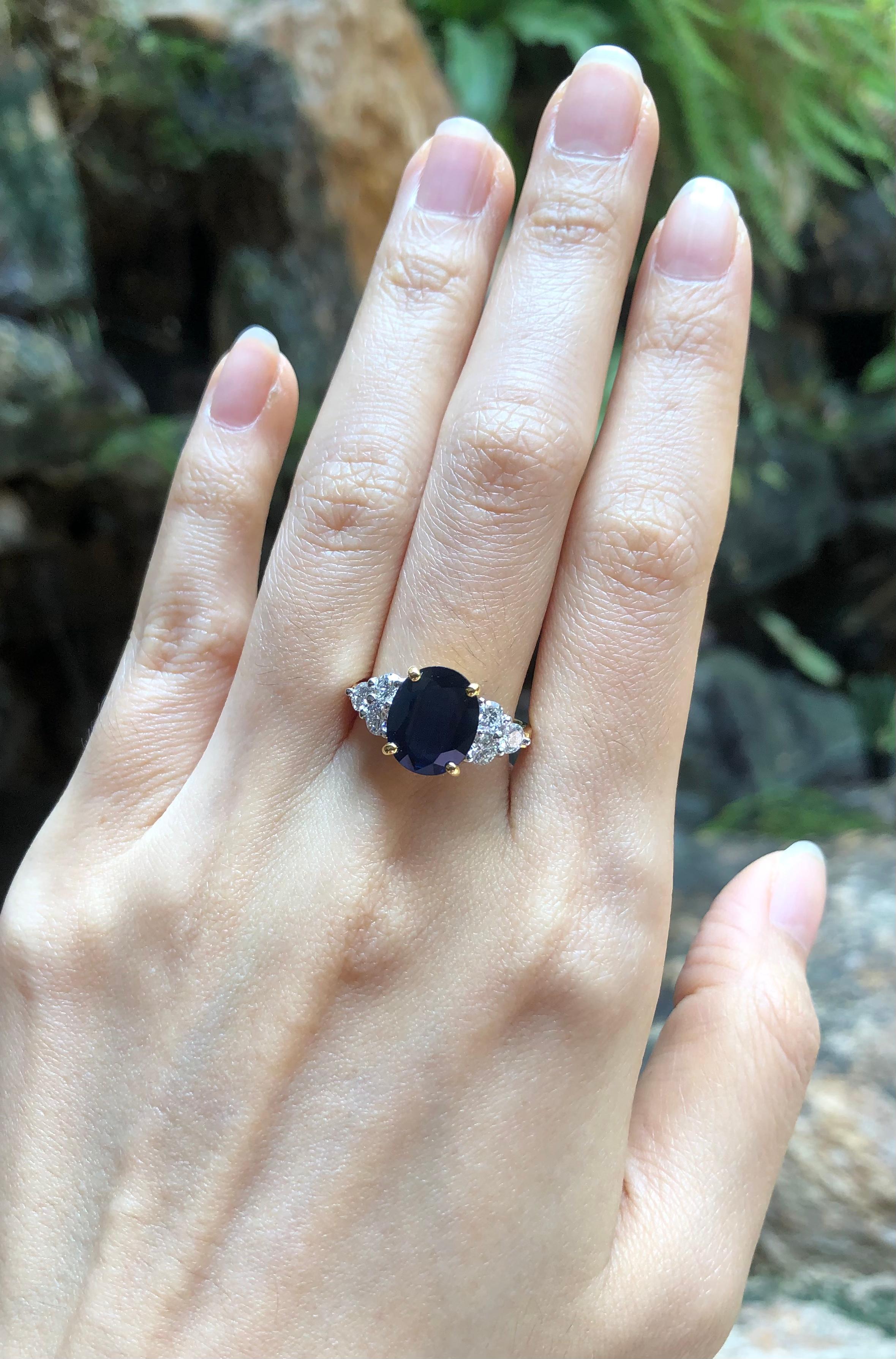 Women's Blue Sapphire with Diamond Ring Set in 18 Karat Gold Settings For Sale