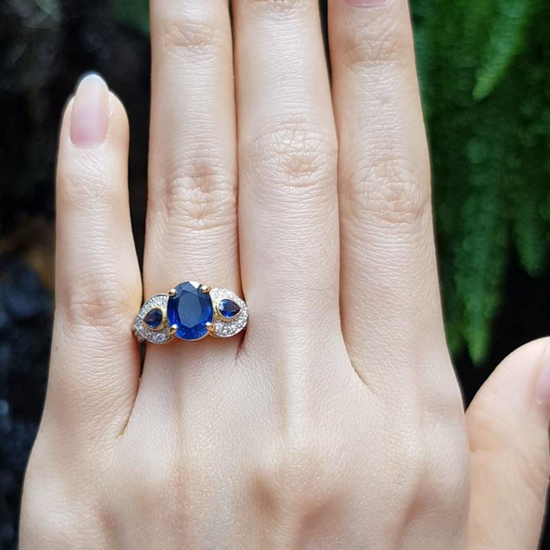 Blue Sapphire with Diamond Ring Set in 18 Karat Gold Settings For Sale 1