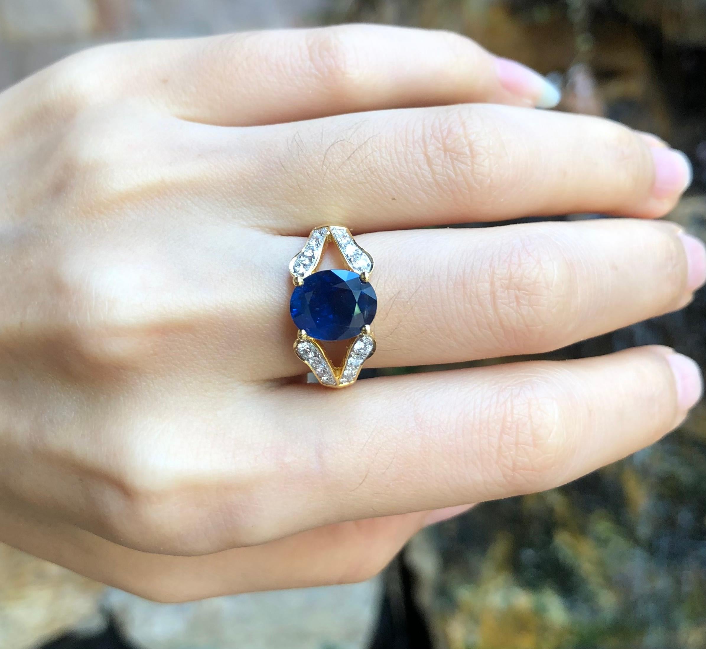 Women's Blue Sapphire with Diamond Ring Set in 18 Karat Gold Settings For Sale