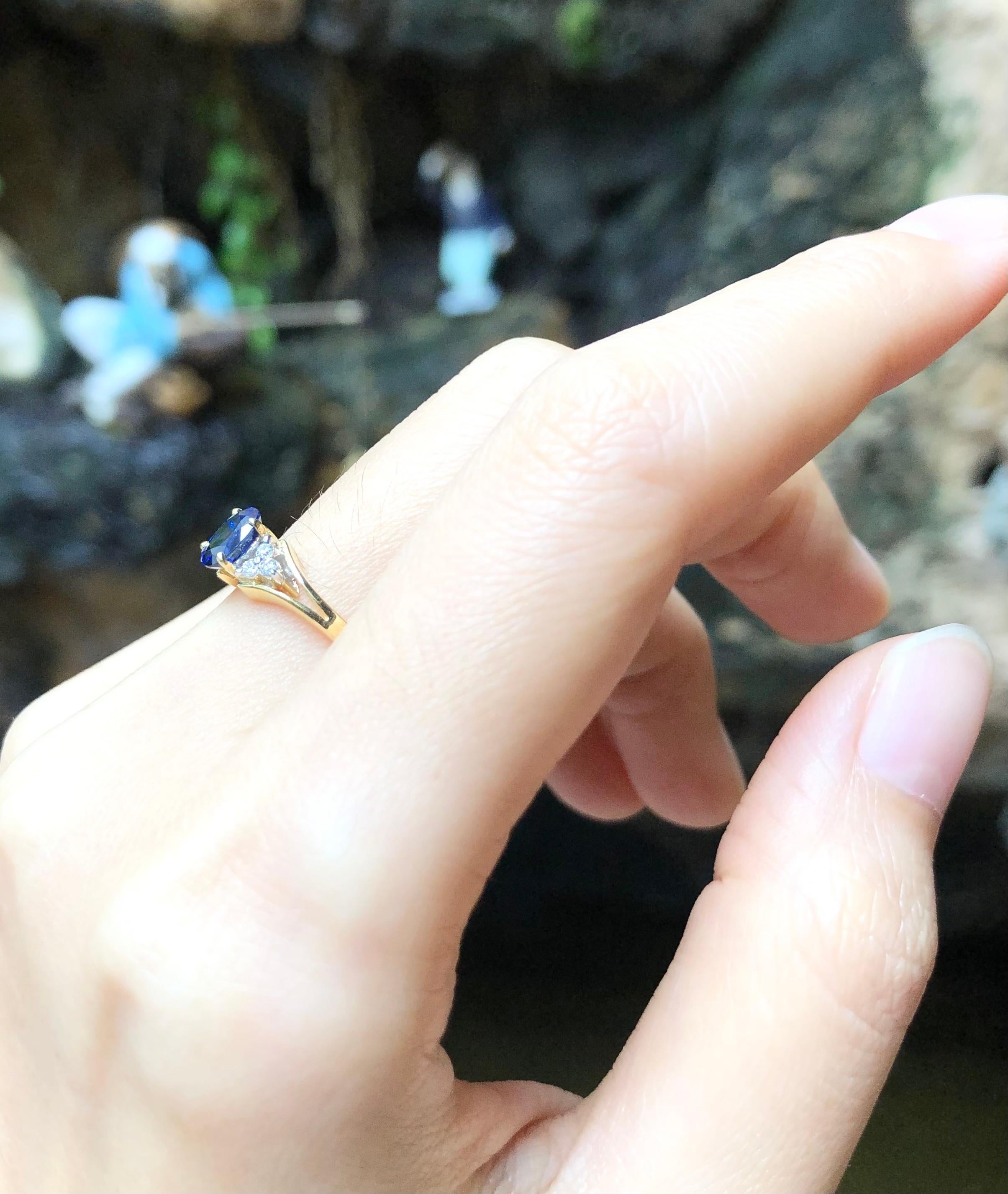 Women's Blue Sapphire with Diamond Ring Set in 18 Karat Gold Settings For Sale