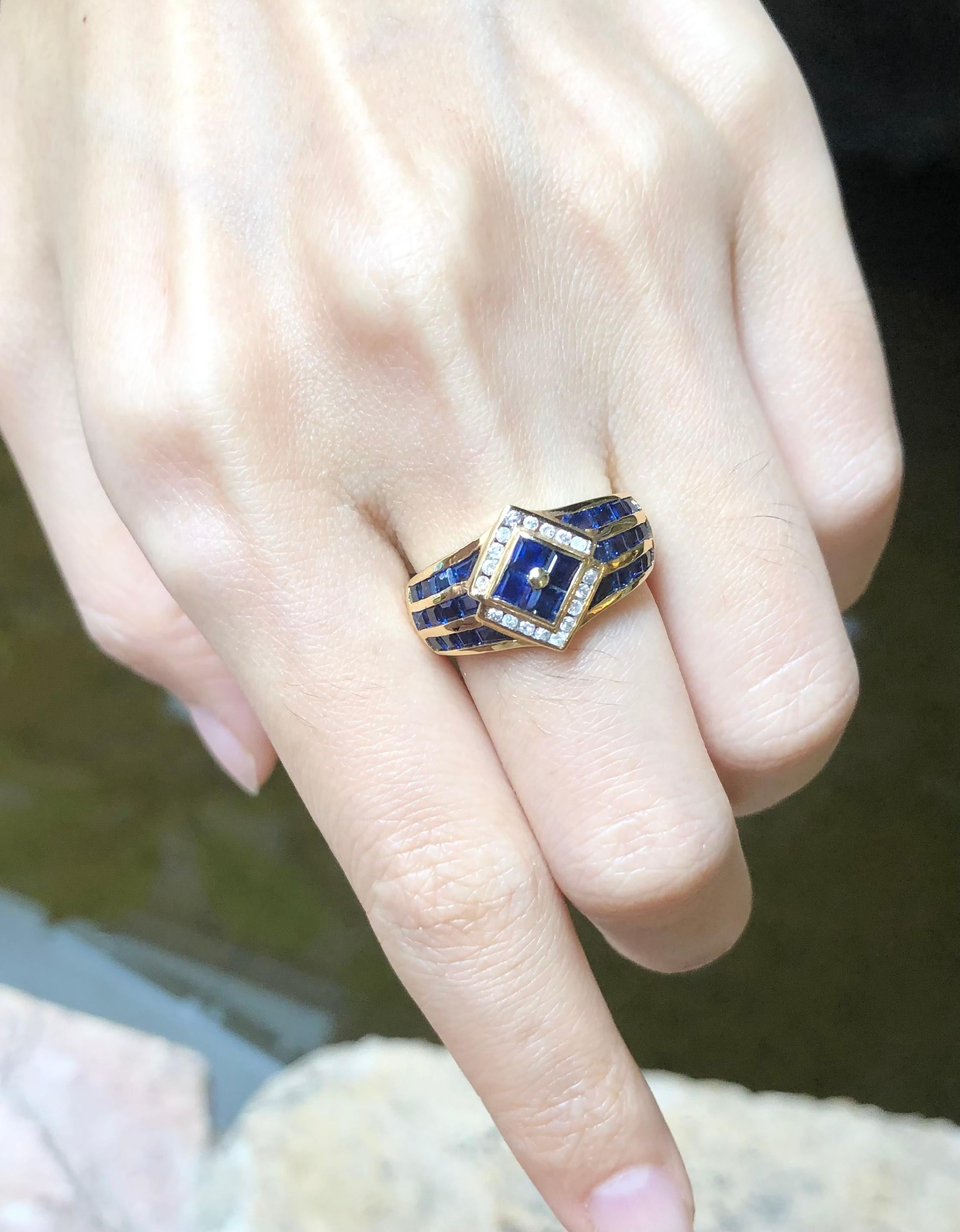 Anello con zaffiro blu e diamanti incastonati in oro 18 carati in vendita 1