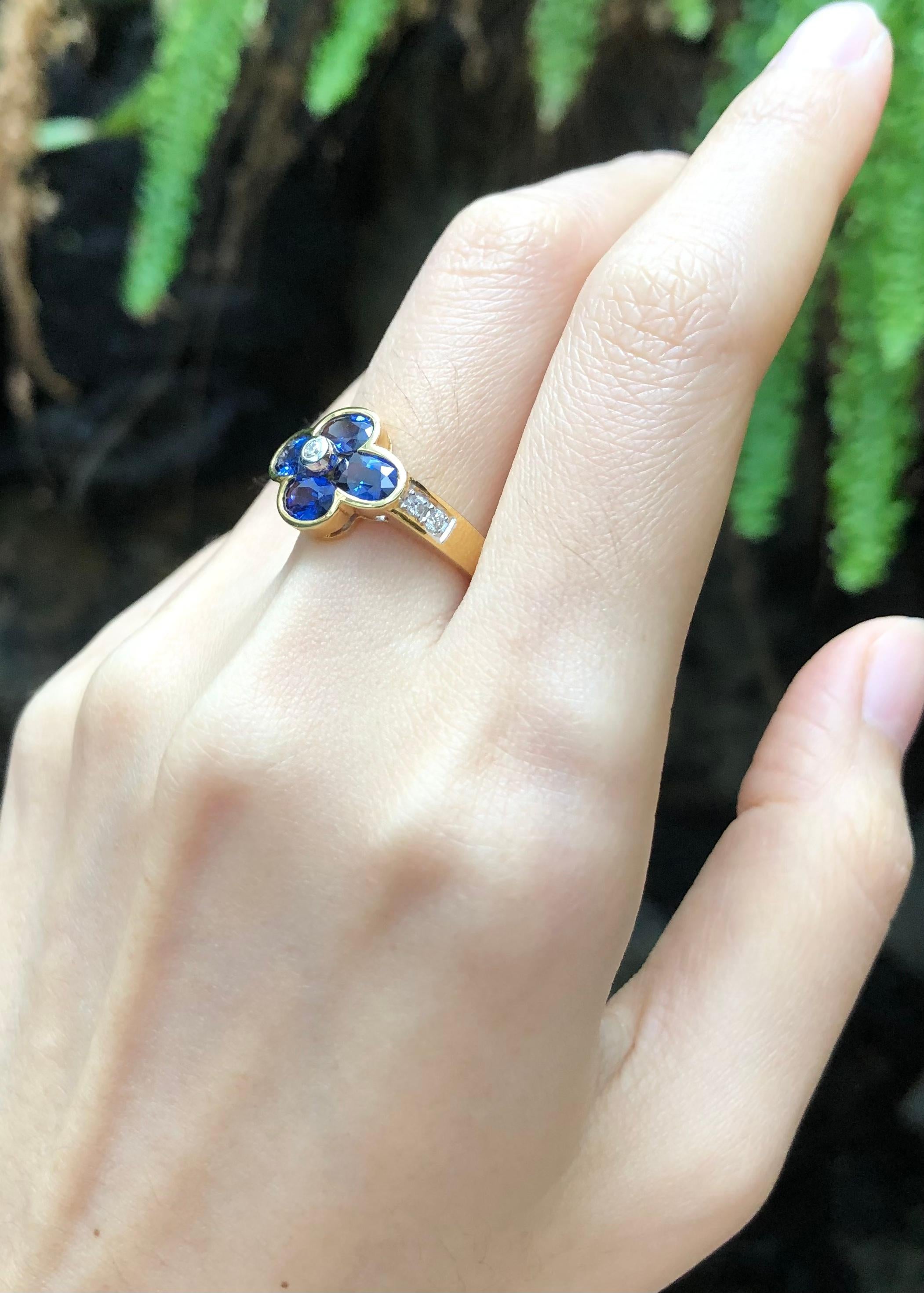 Bague en saphir bleu et diamants sertis en or 18 carats Pour femmes en vente
