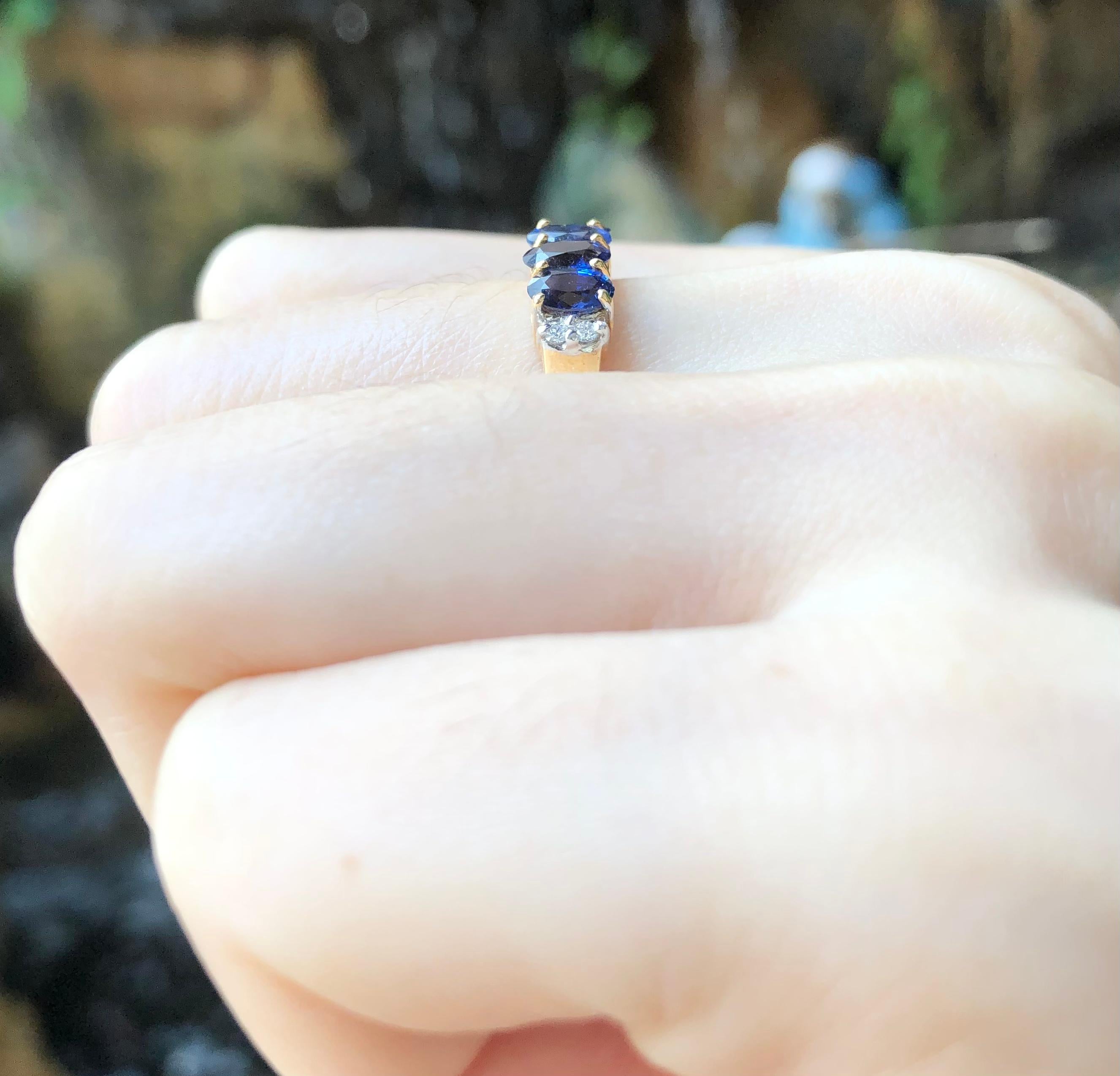 Bague en or 18 carats sertie d'un saphir bleu et de diamants Pour femmes en vente