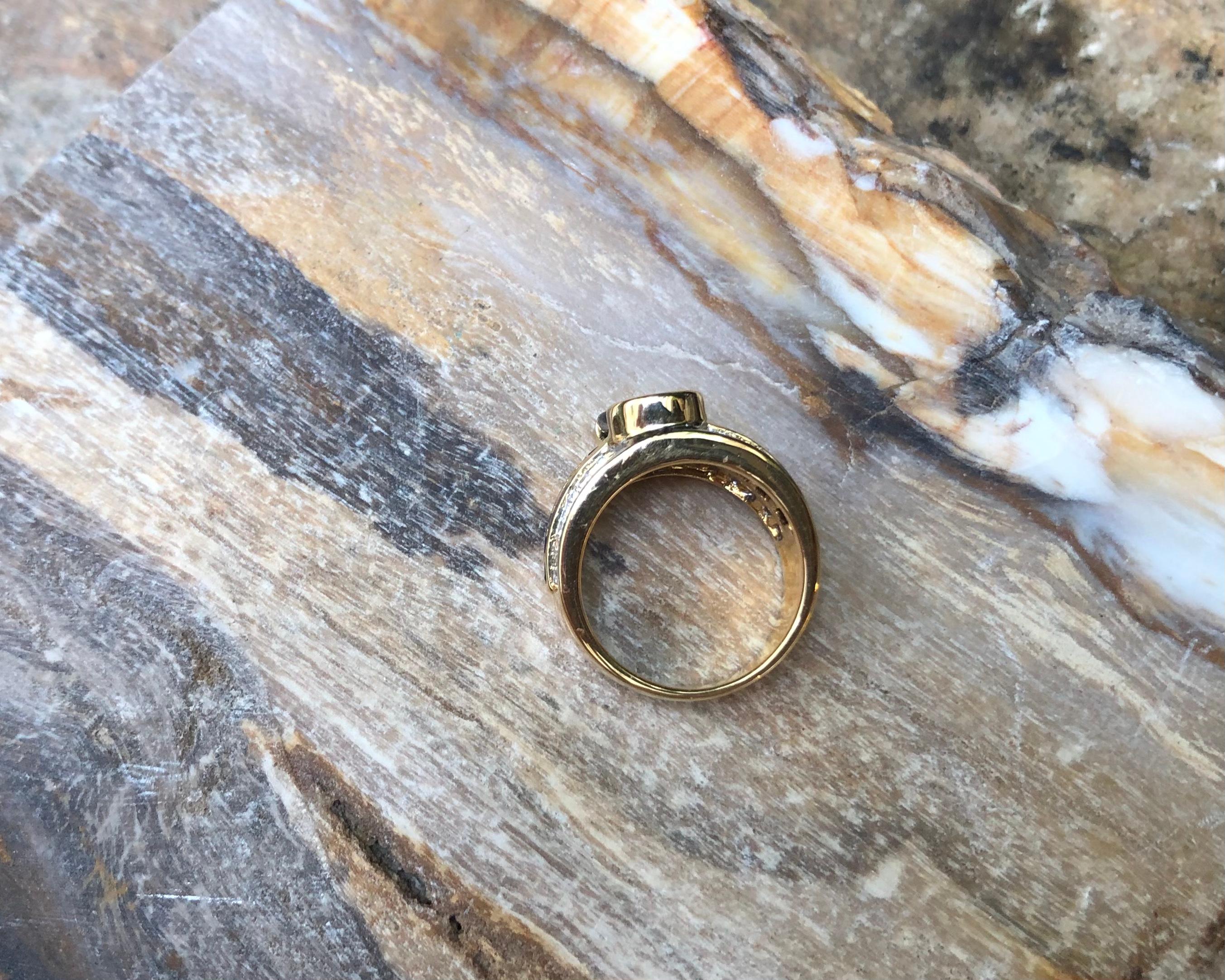 Anello con zaffiro blu e diamanti incastonati in oro 18 carati in vendita 1