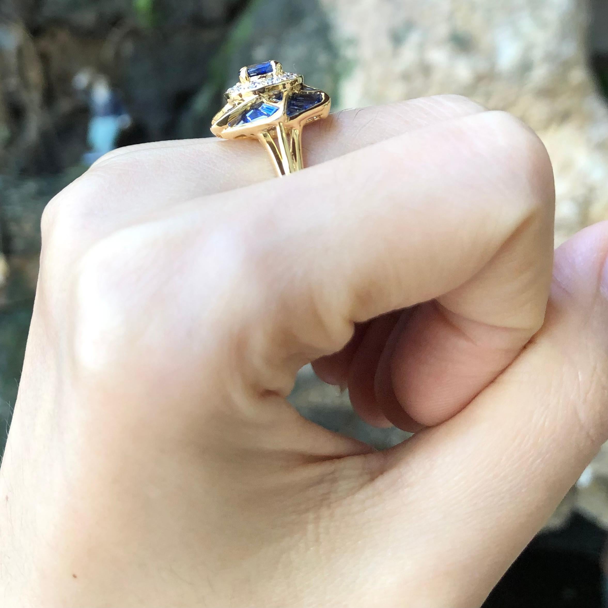 Bague en or 18 carats sertie d'un saphir bleu et de diamants en vente 1