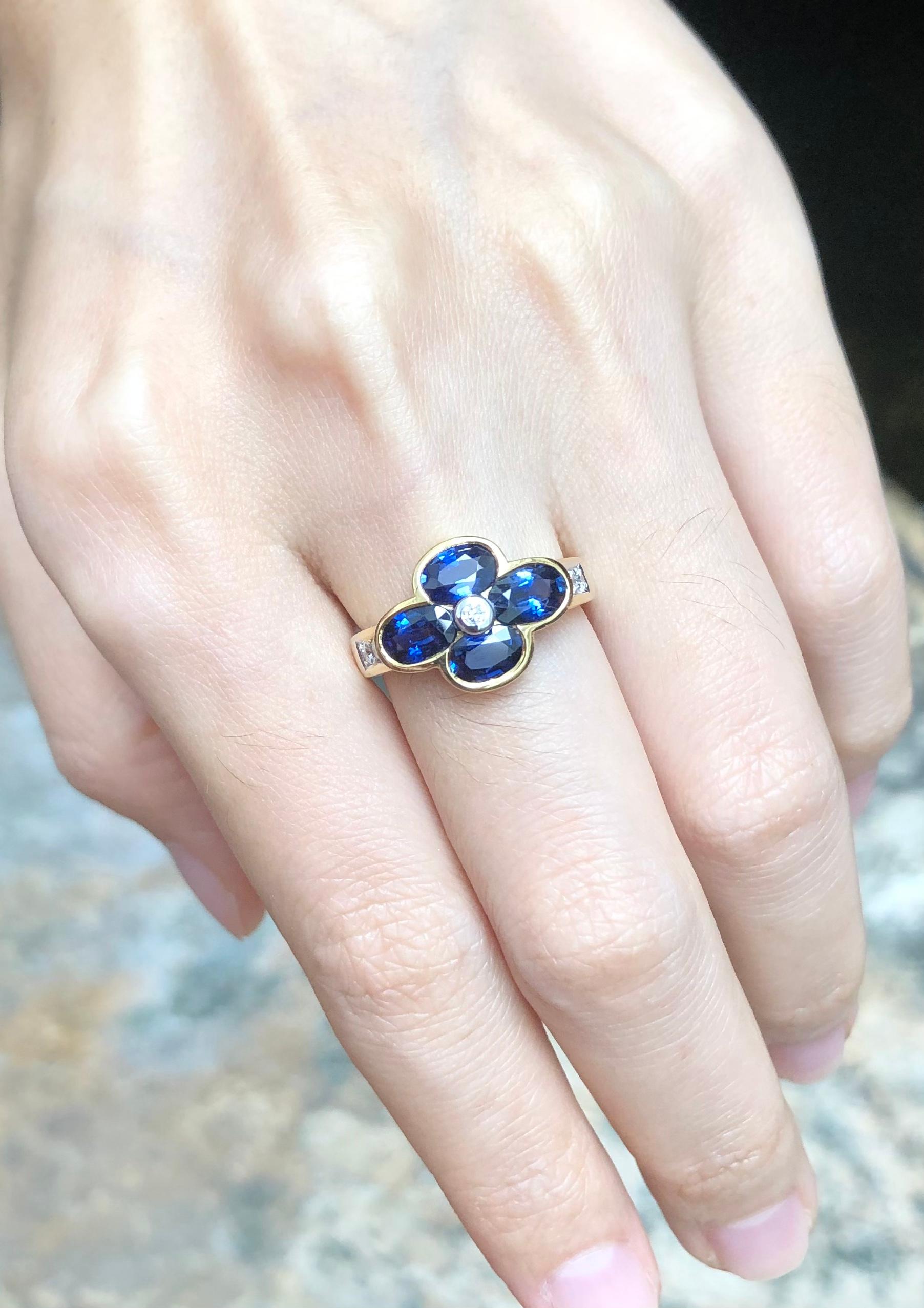 Bague en saphir bleu et diamants sertis en or 18 carats en vente 1