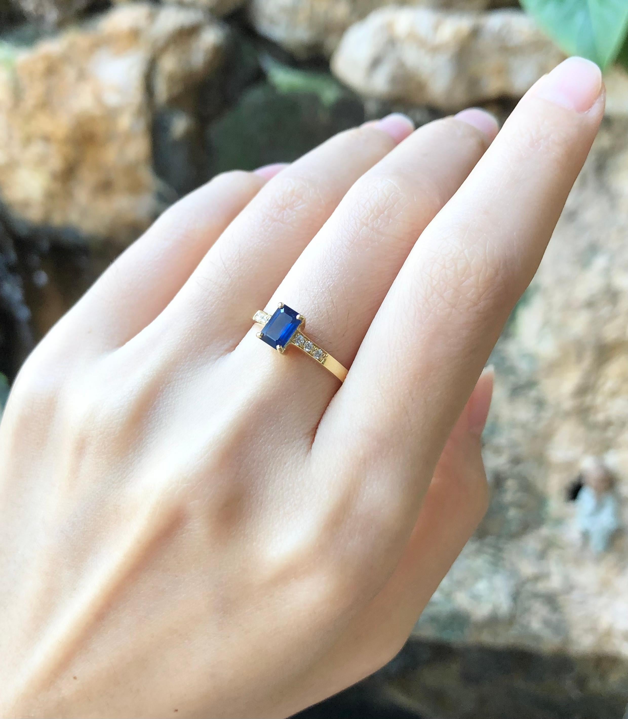 Blauer Saphir mit Diamantring aus 18 Karat Gold in Fassungen im Angebot 1
