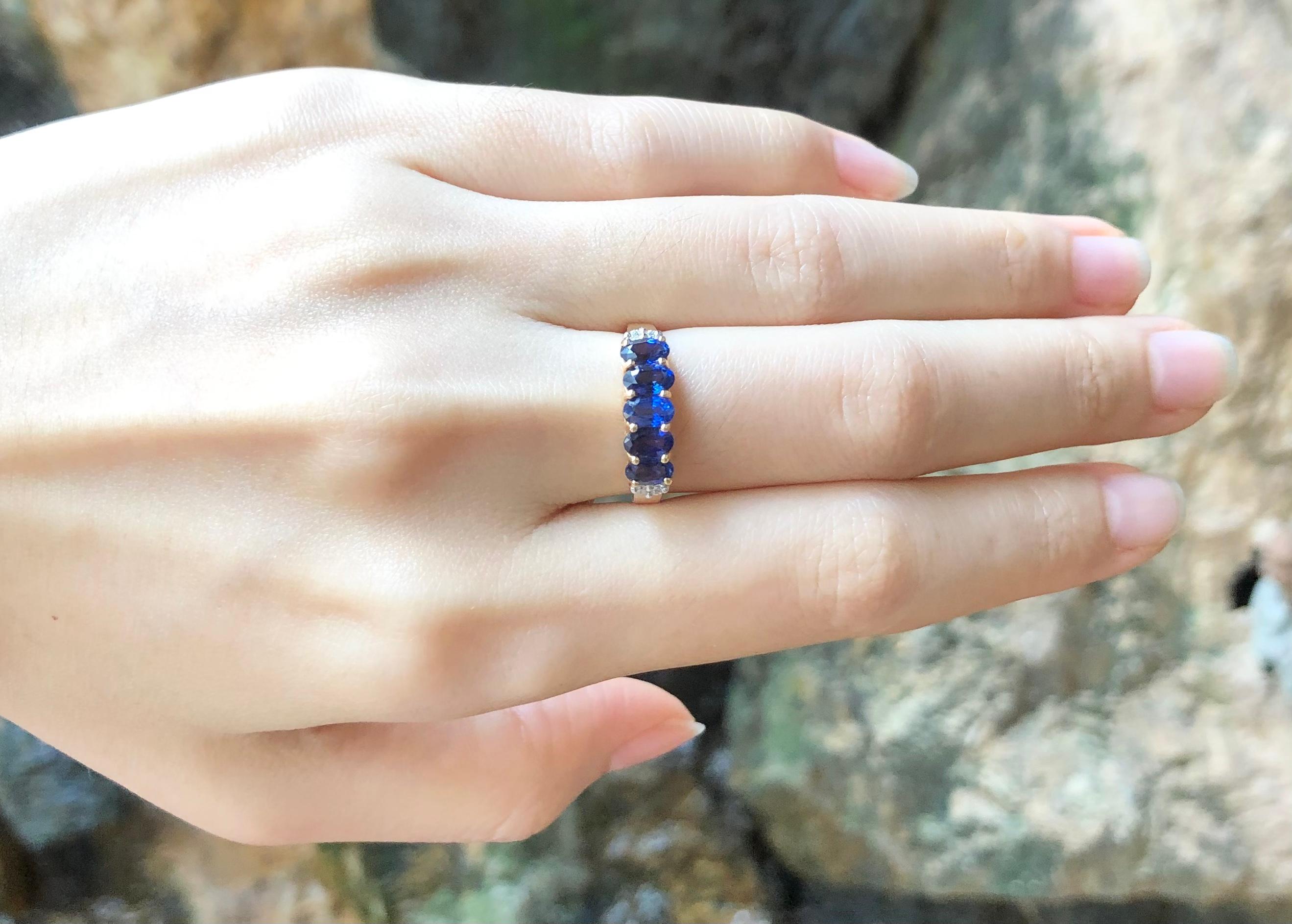 Bague en or 18 carats sertie d'un saphir bleu et de diamants en vente 1