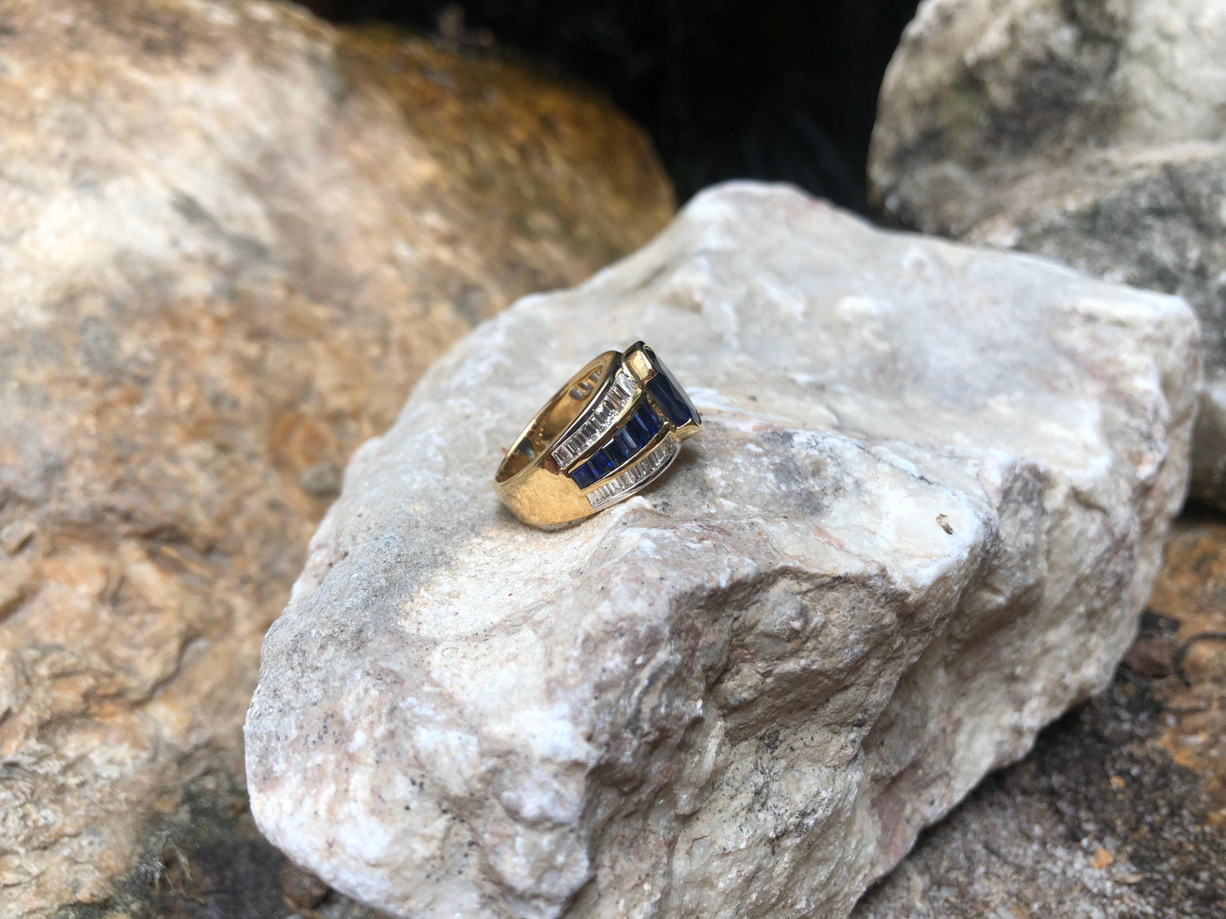 Anello con zaffiro blu e diamanti incastonati in oro 18 carati in vendita 2