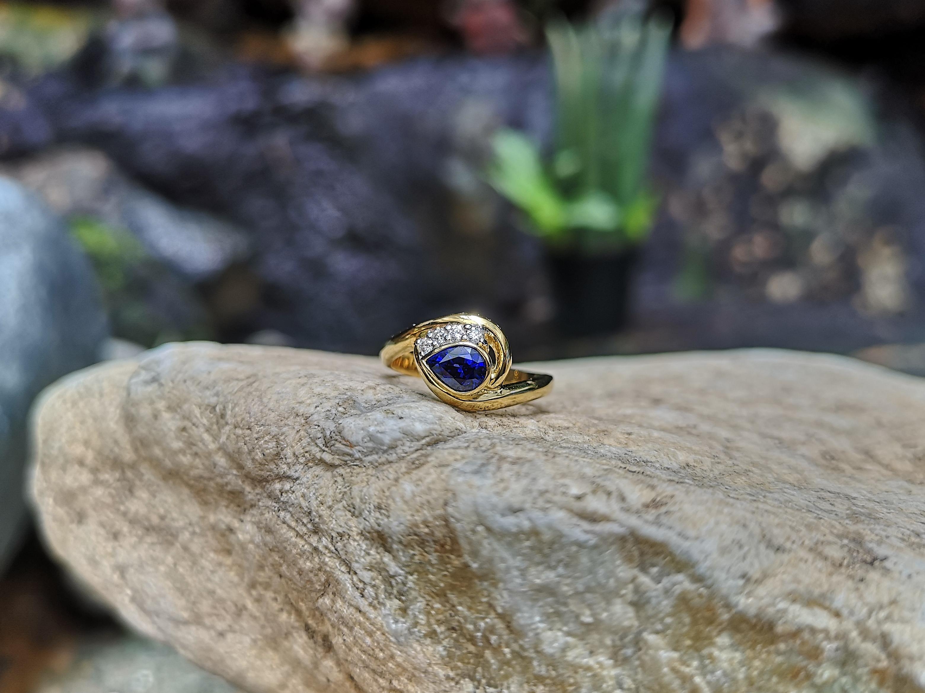 Blue Sapphire with Diamond Ring Set in 18 Karat Gold Settings For Sale 1