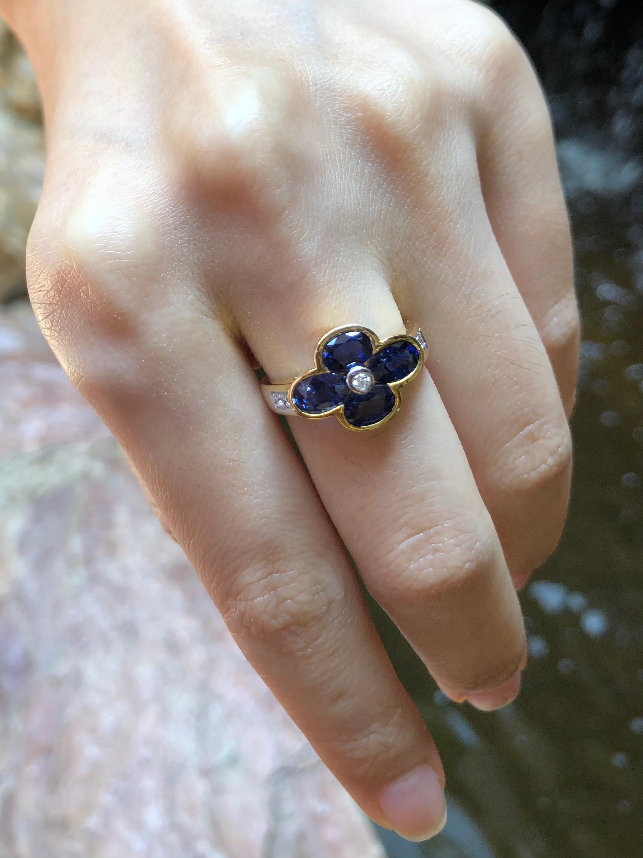 Blue Sapphire with Diamond  Ring Set in 18 Karat Gold Settings For Sale 1