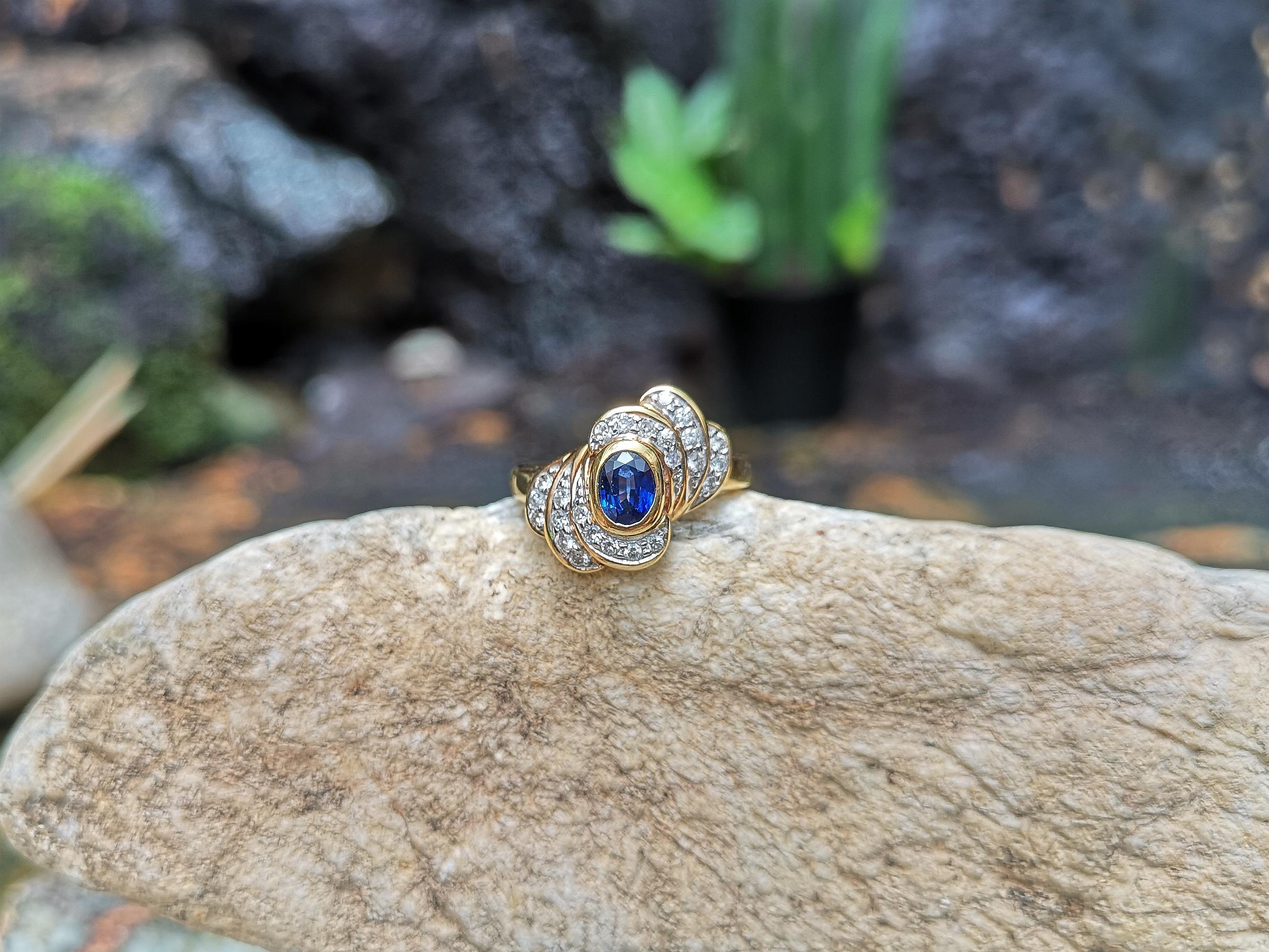 Blue Sapphire with Diamond Ring Set in 18 Karat Gold Settings For Sale 3