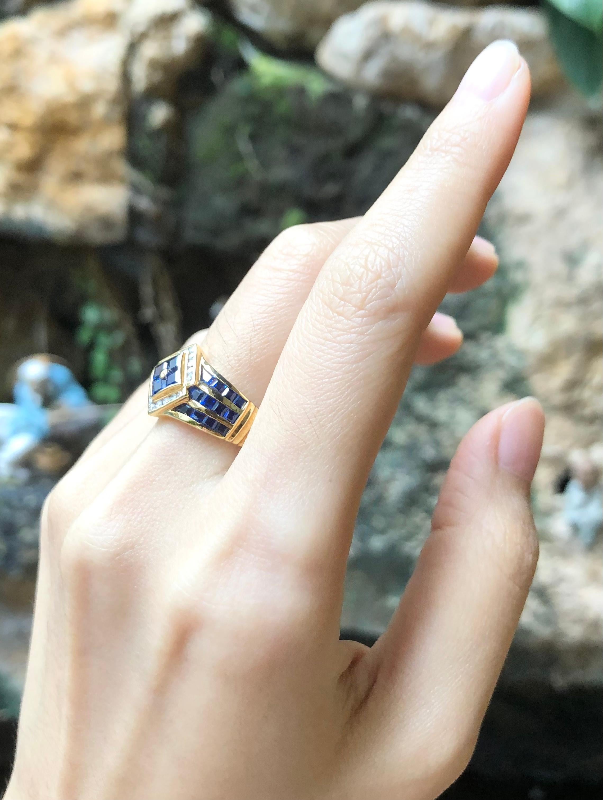 Anello con zaffiro blu e diamanti incastonati in oro 18 carati in vendita 3