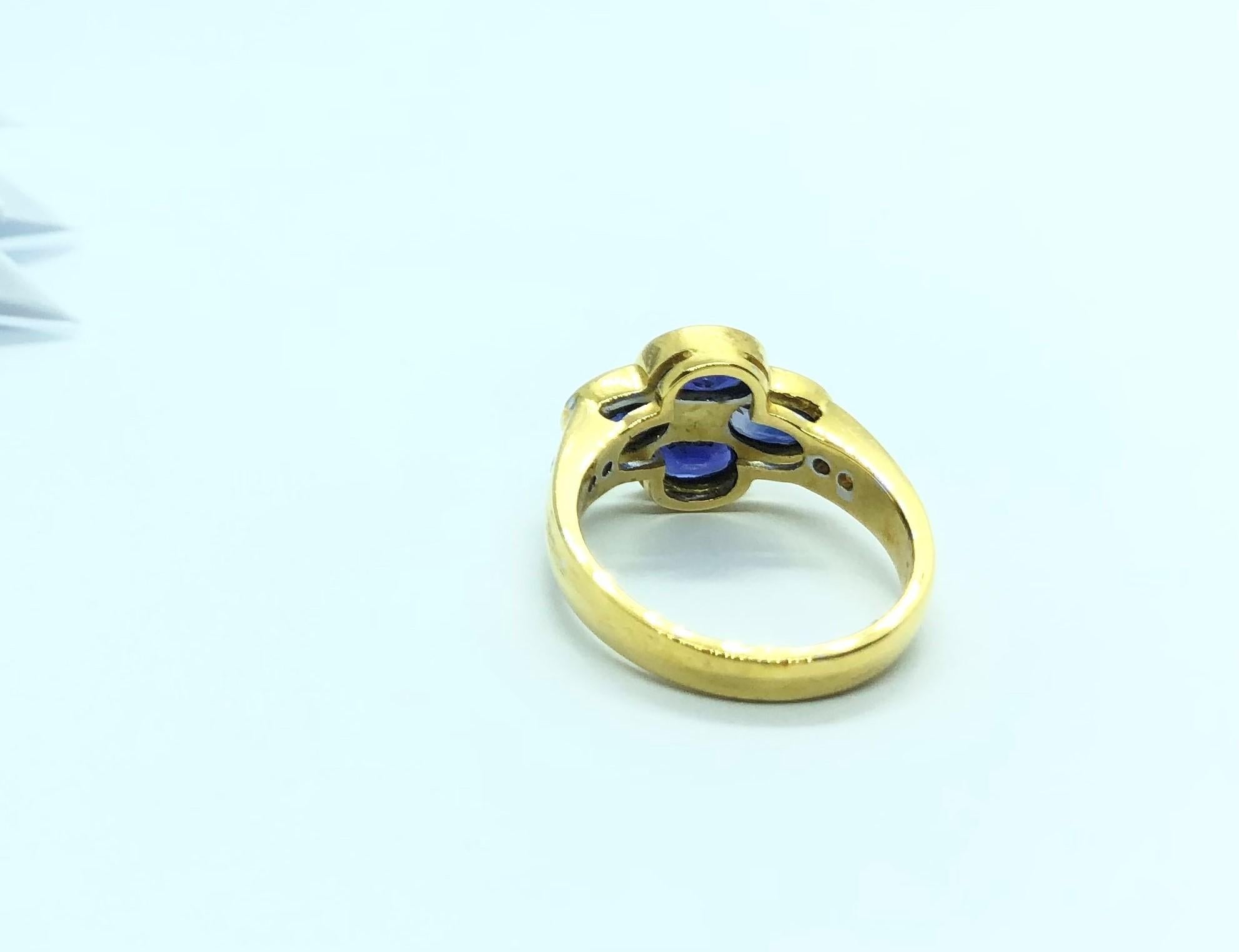 Bague en saphir bleu et diamants sertis en or 18 carats en vente 2