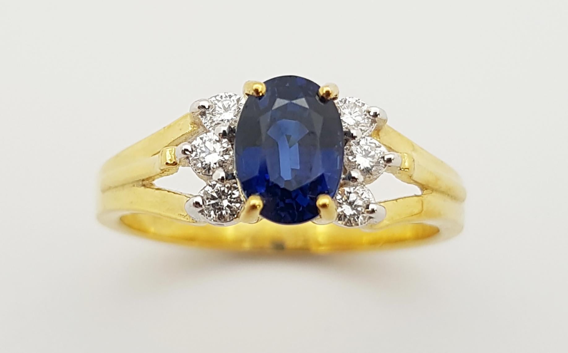 Blue Sapphire with Diamond Ring set in 18 Karat Gold Settings In New Condition For Sale In Bangkok, TH