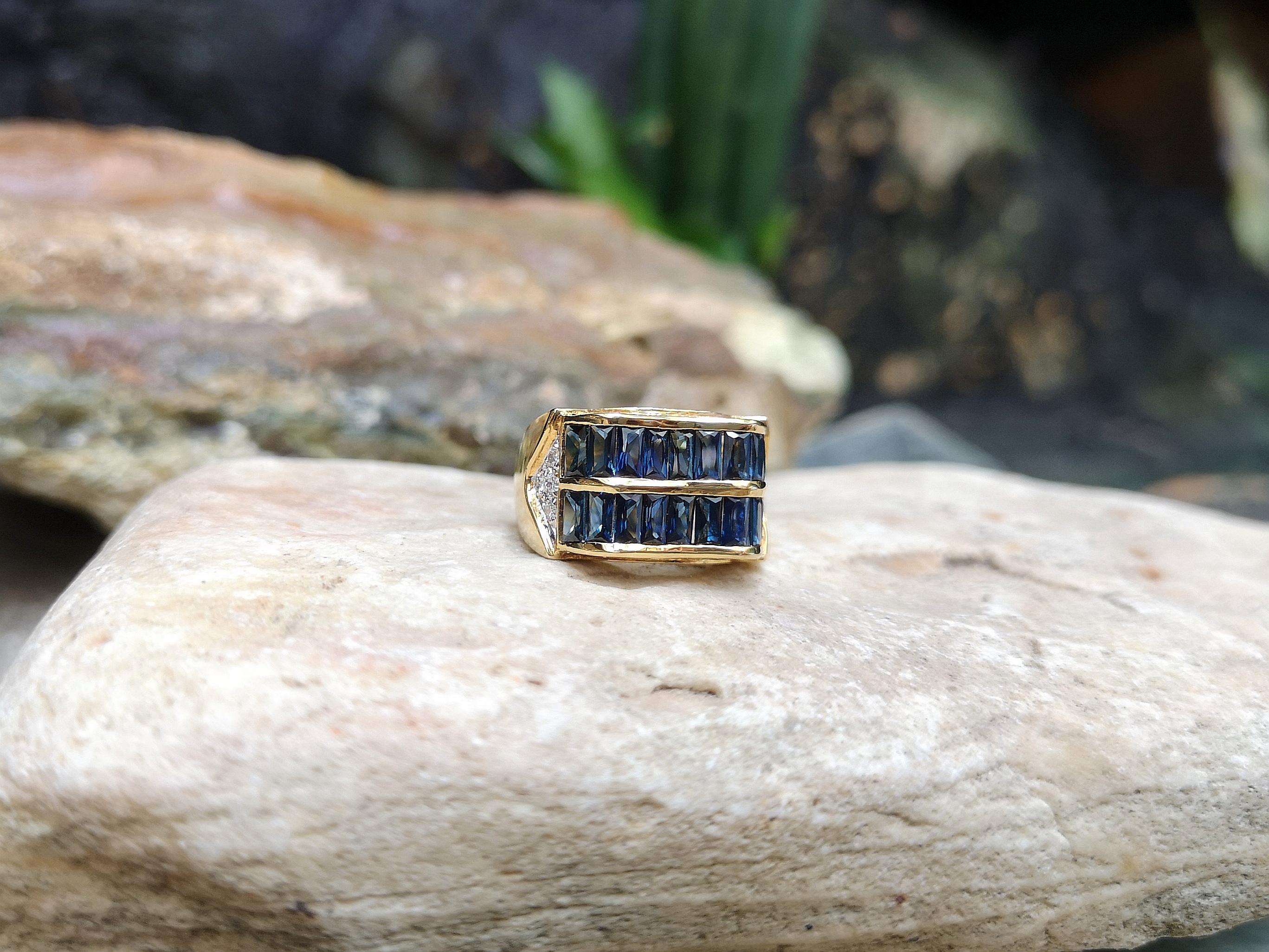 Blue Sapphire with Diamond Ring Set in 18 Karat Gold Settings For Sale 3