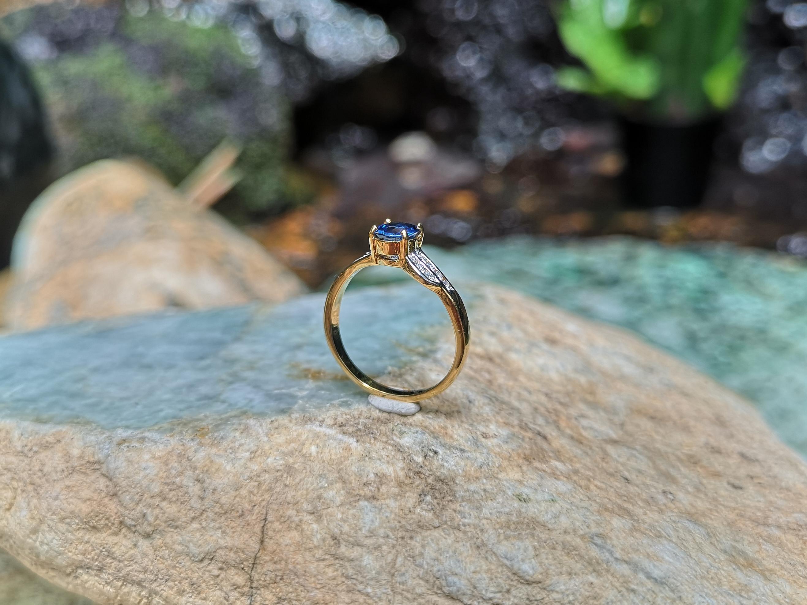 Blue Sapphire with Diamond Ring Set in 18 Karat Gold Settings For Sale 4