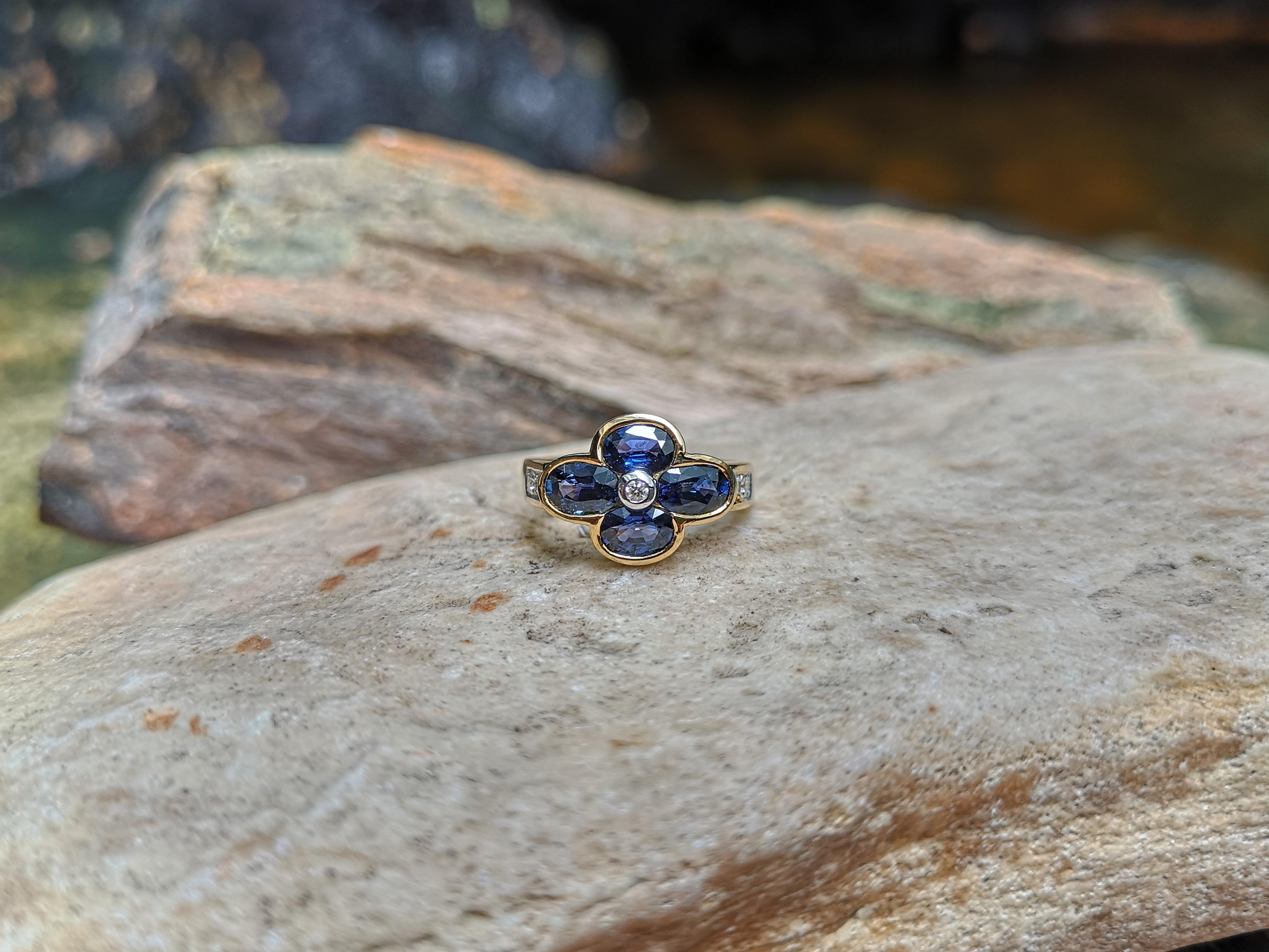 Blue Sapphire with Diamond  Ring Set in 18 Karat Gold Settings For Sale 2
