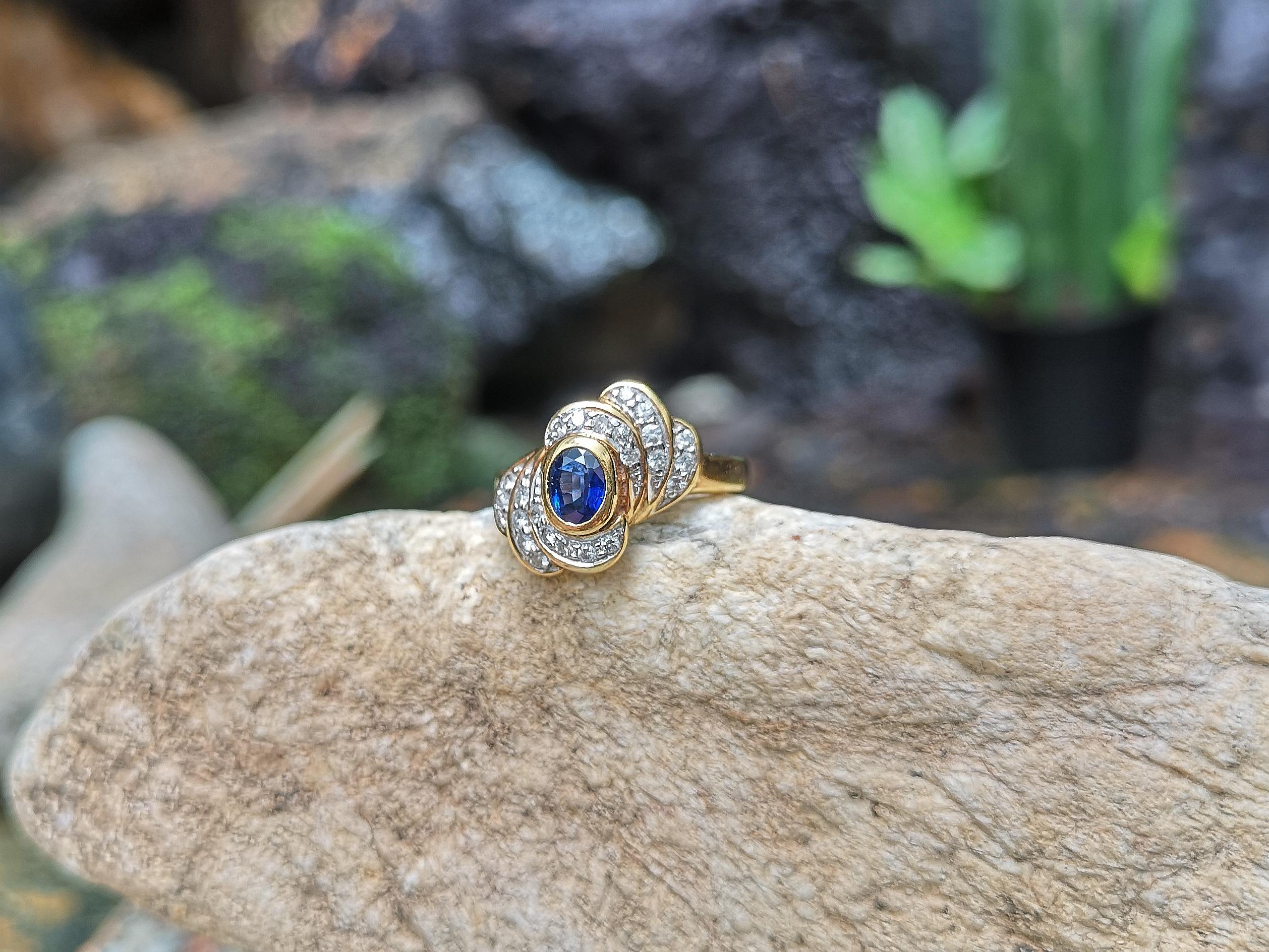 Blue Sapphire with Diamond Ring Set in 18 Karat Gold Settings For Sale 4