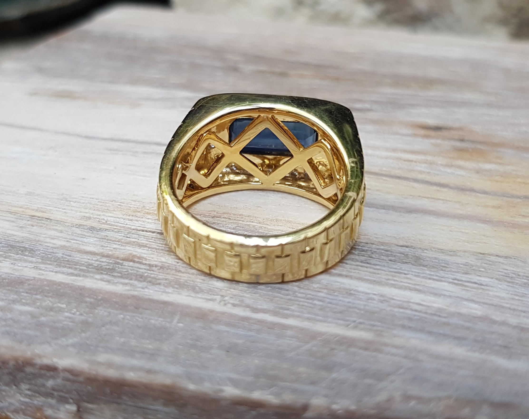 Blue Sapphire with Diamond Ring Set in 18 Karat Gold Settings For Sale 3