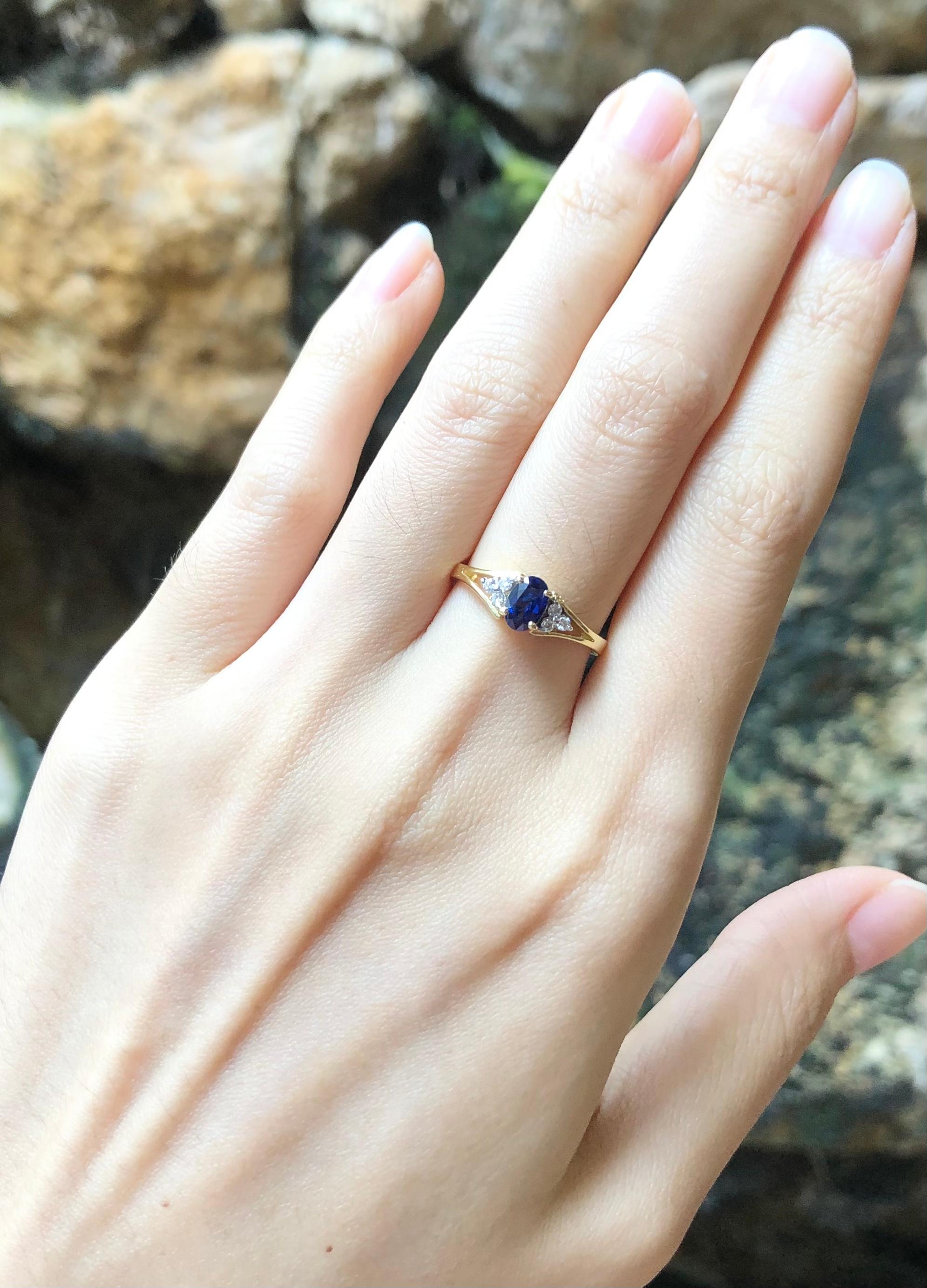 Blue Sapphire with Diamond Ring Set in 18 Karat Gold Settings For Sale 3