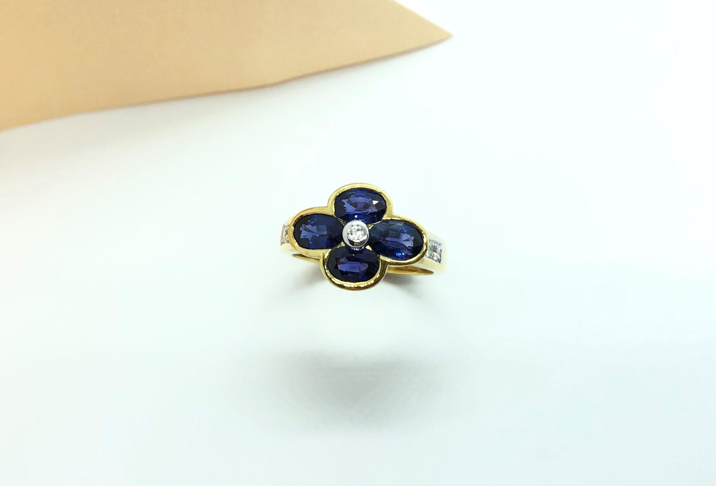 Bague en saphir bleu et diamants sertis en or 18 carats en vente 3