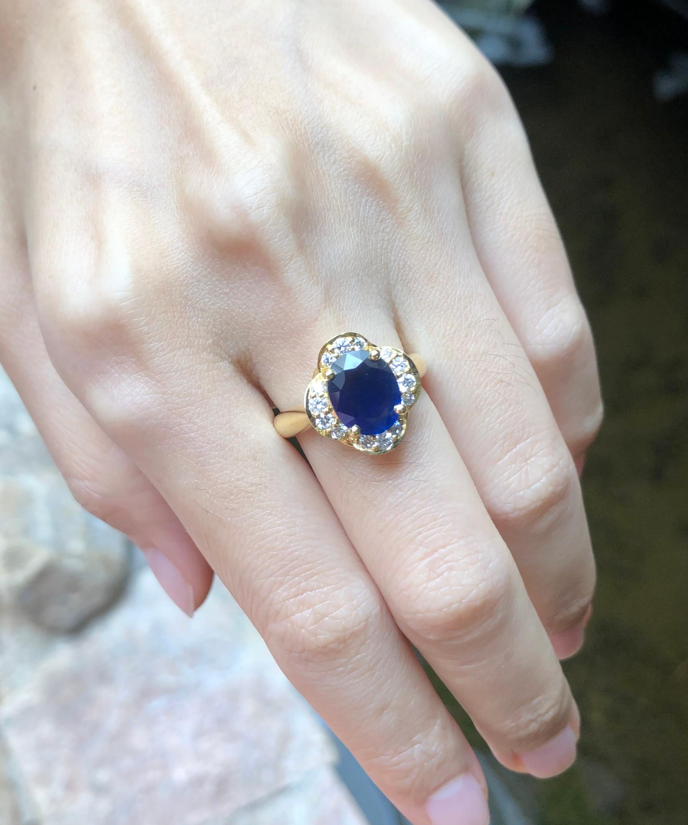 Bague en saphir bleu et diamants sertis en or 18 carats en vente 3