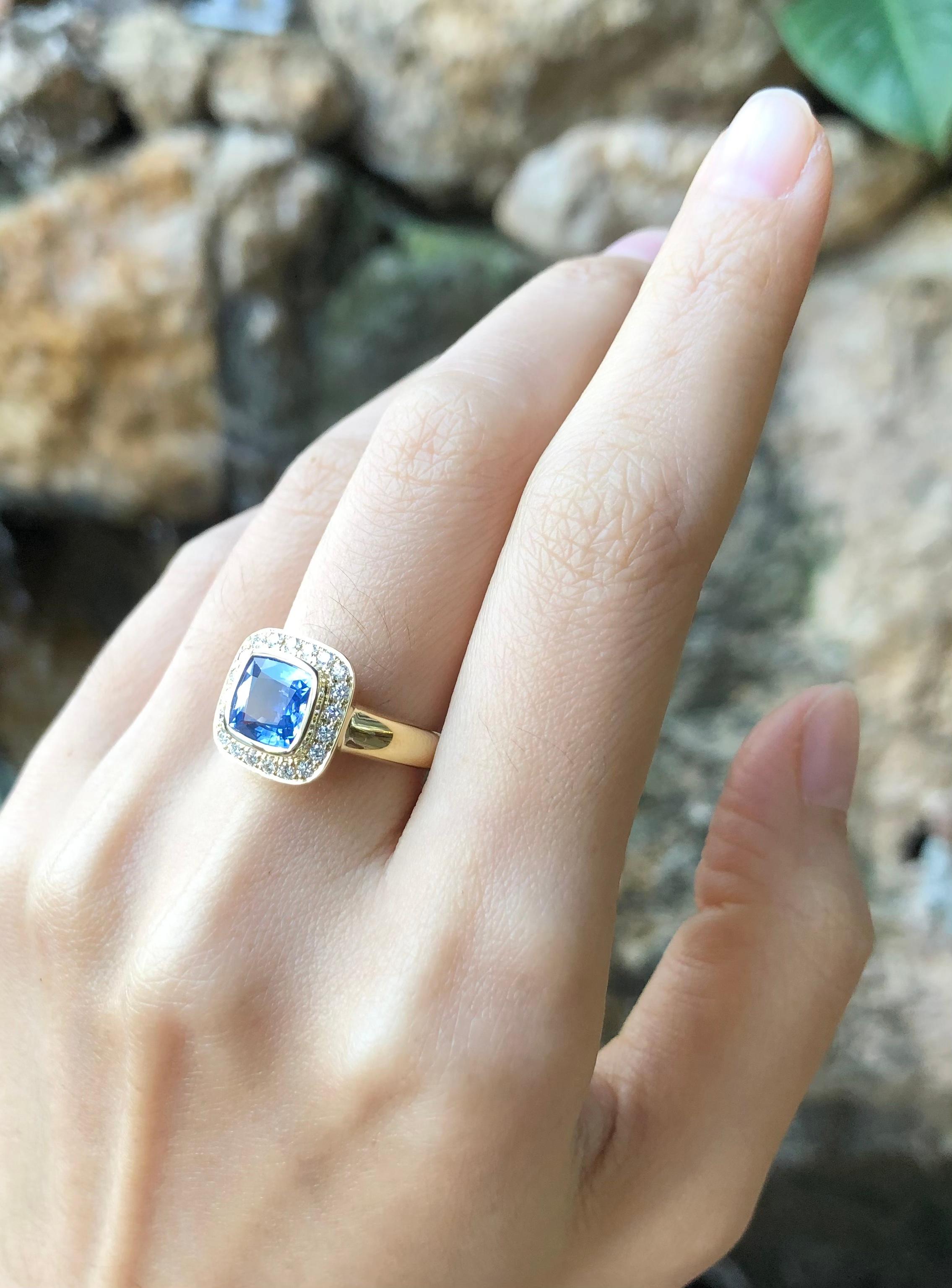 Blue Sapphire with Diamond Ring Set in 18 Karat Gold Settings For Sale 3