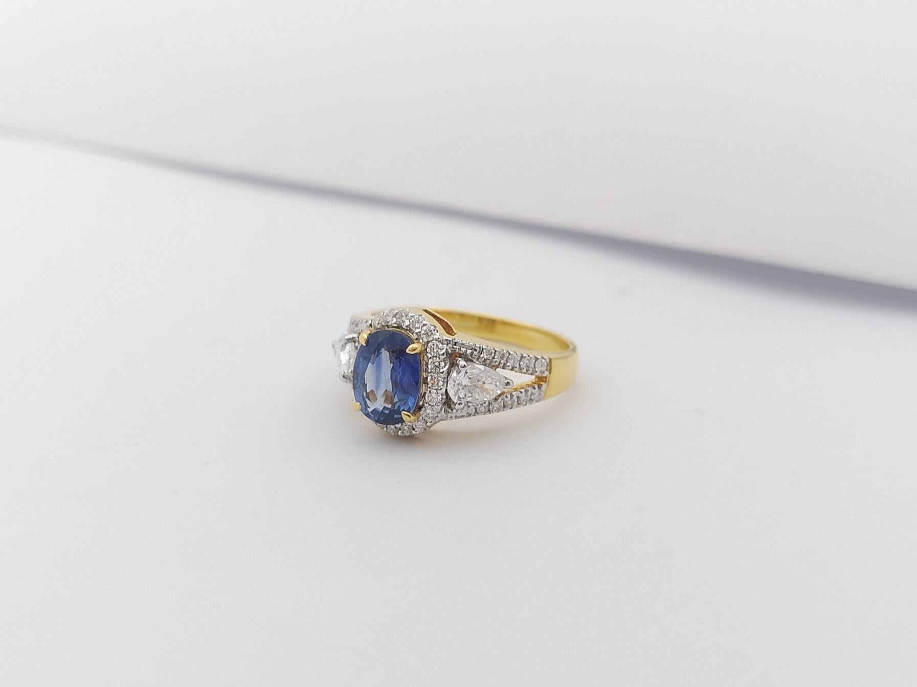 Blue Sapphire with Diamond Ring Set in 18 Karat Gold Settings For Sale 3