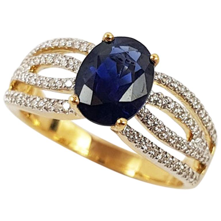 Bague en or 18 carats sertie d'un saphir bleu et de diamants en vente