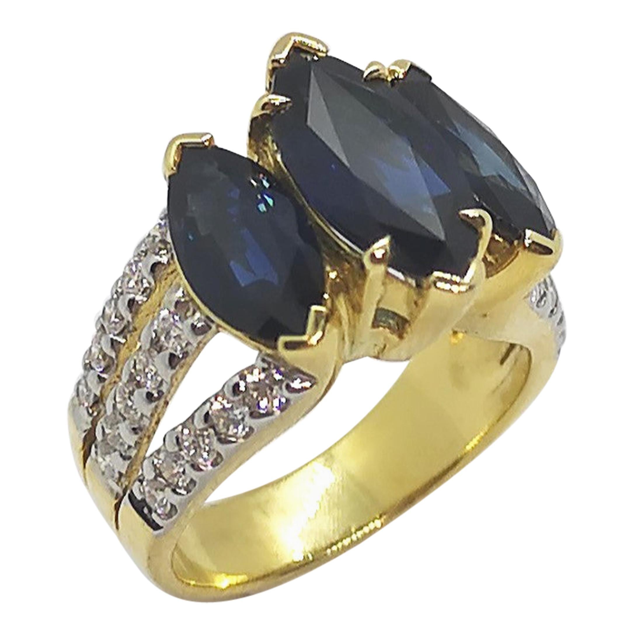 Bague en or 18 carats sertie d'un saphir bleu et de diamants en vente