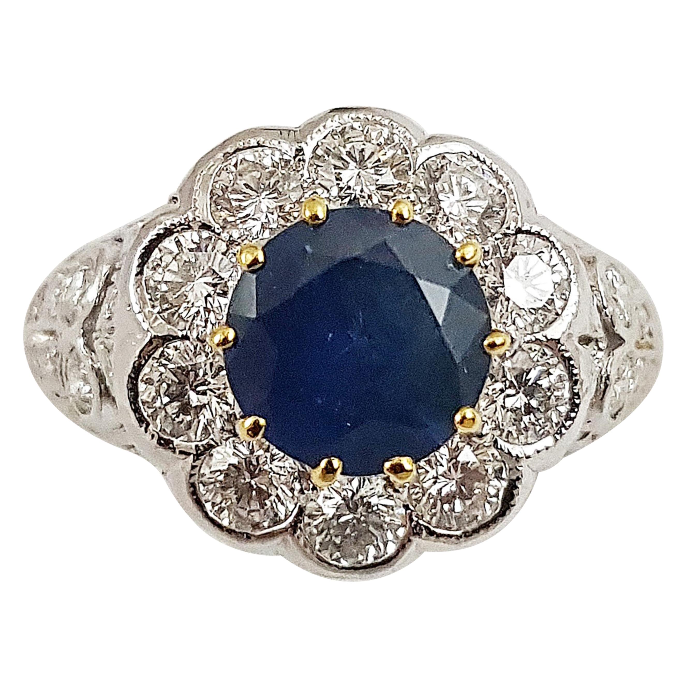 Bague en or 18 carats sertie d'un saphir bleu et de diamants en vente