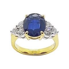 Anello con zaffiro blu e diamanti incastonati in oro 18 carati