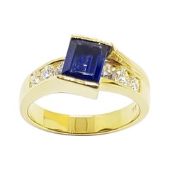 Anello con zaffiro blu e diamanti incastonati in oro 18 carati