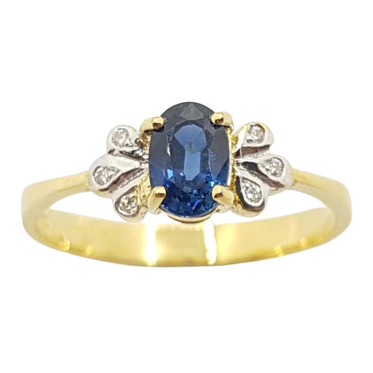 Anello con zaffiro blu e diamanti incastonati in oro 18 carati in vendita