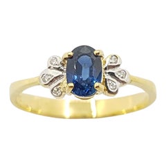 Anello con zaffiro blu e diamanti incastonati in oro 18 carati
