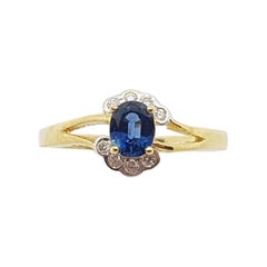 Anello con zaffiro blu e diamanti incastonati in oro 18 carati