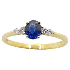 Bague en or 18 carats sertie d'un saphir bleu et de diamants