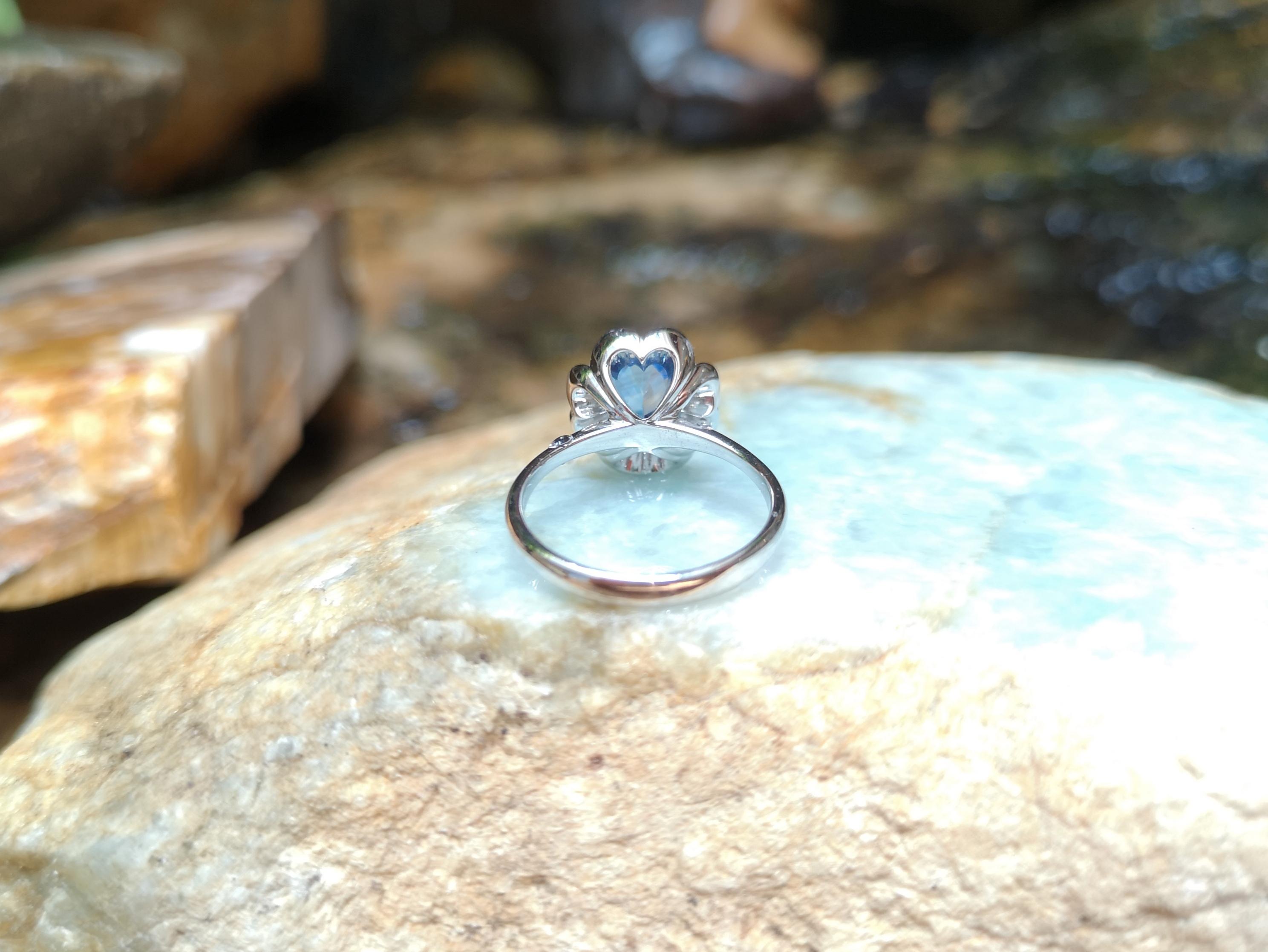 Blauer Saphir mit Diamantring aus 18 Karat Weißgold in Fassungen im Angebot 5