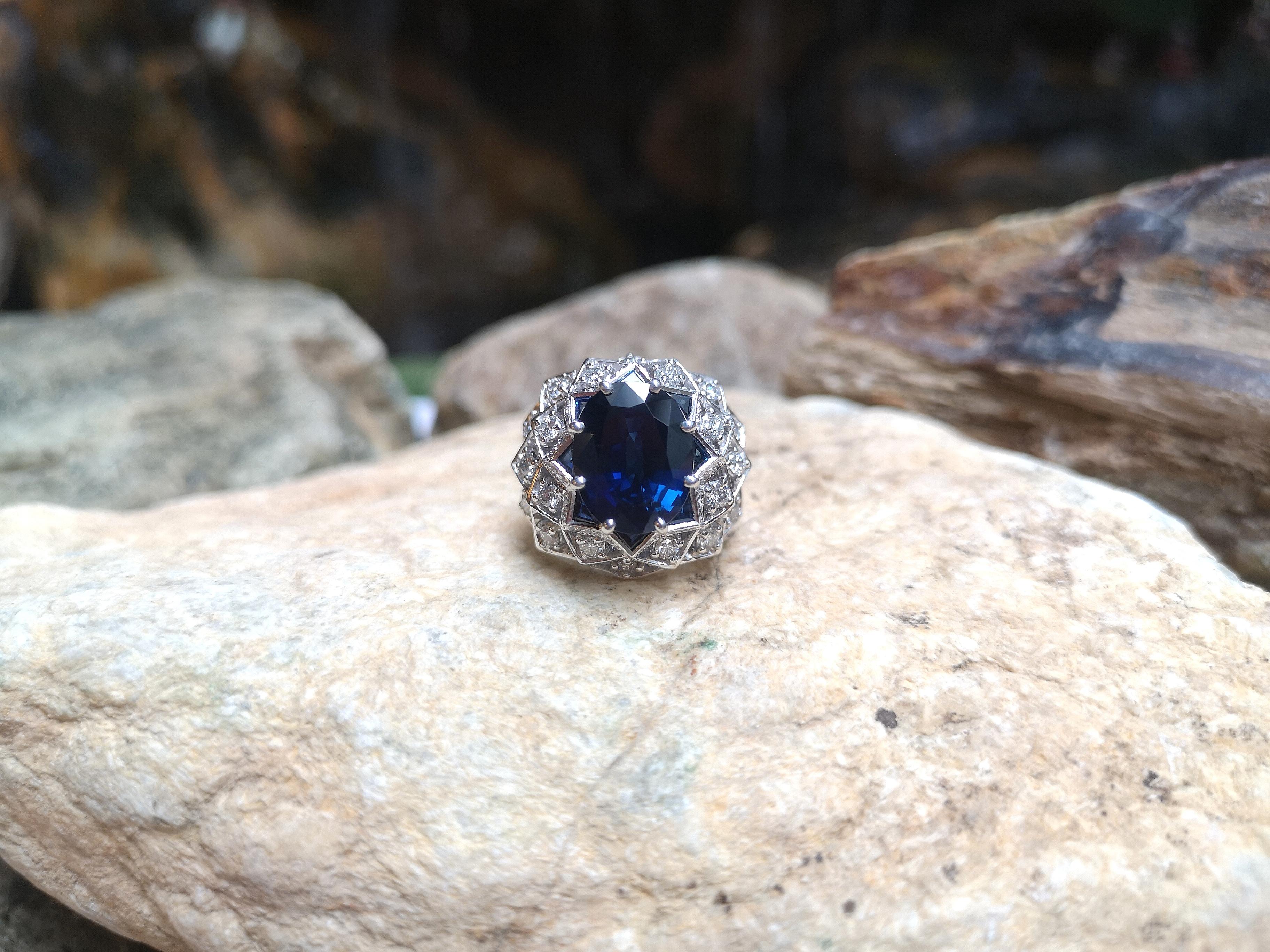 Blue Sapphire with Diamond Ring Set in 18 Karat White Gold Settings For Sale 4