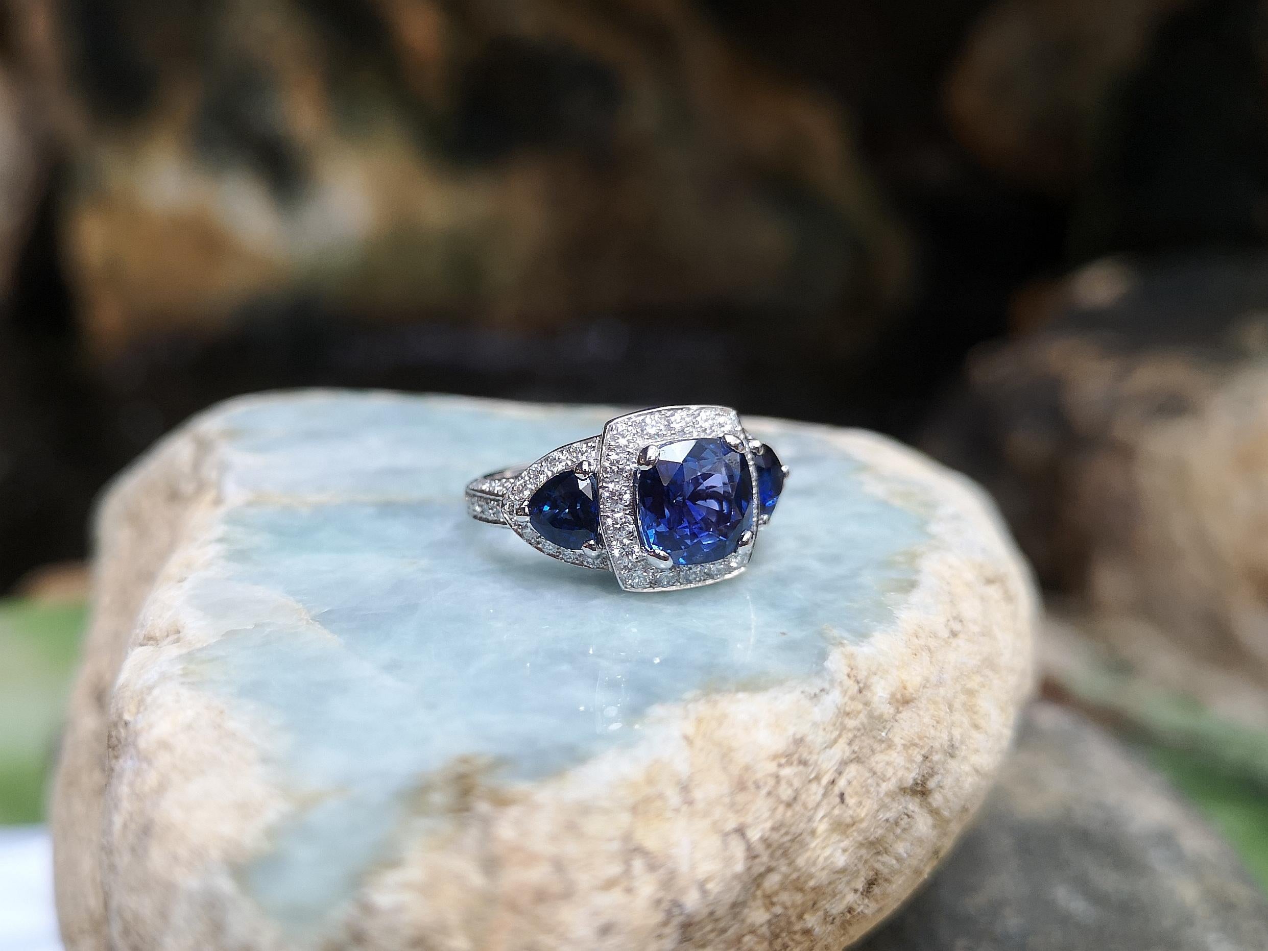 Saphir bleu avec diamants  Bague sertie d'or blanc 18 carats en vente 4