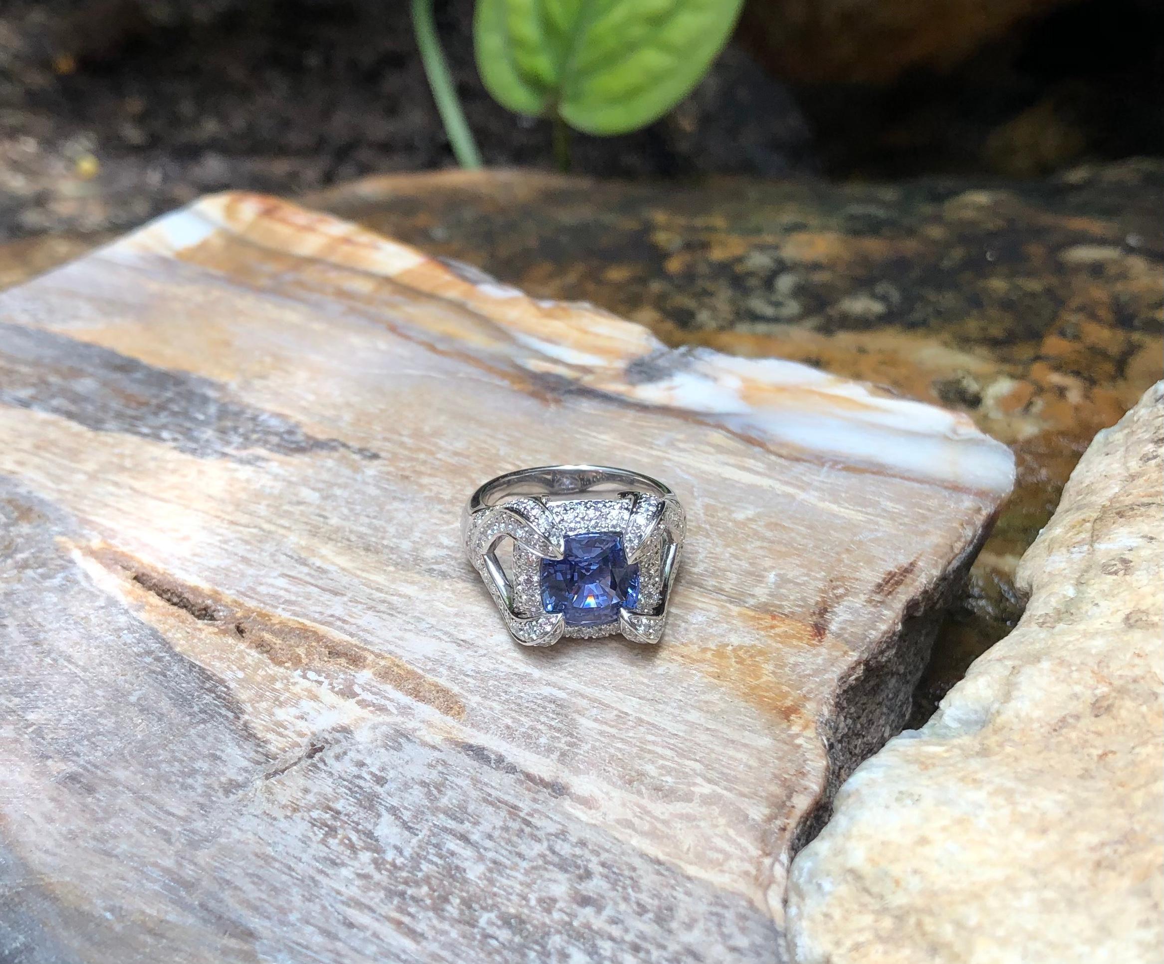 Anello con zaffiro blu e diamanti incastonati in oro bianco 18 carati in vendita 4