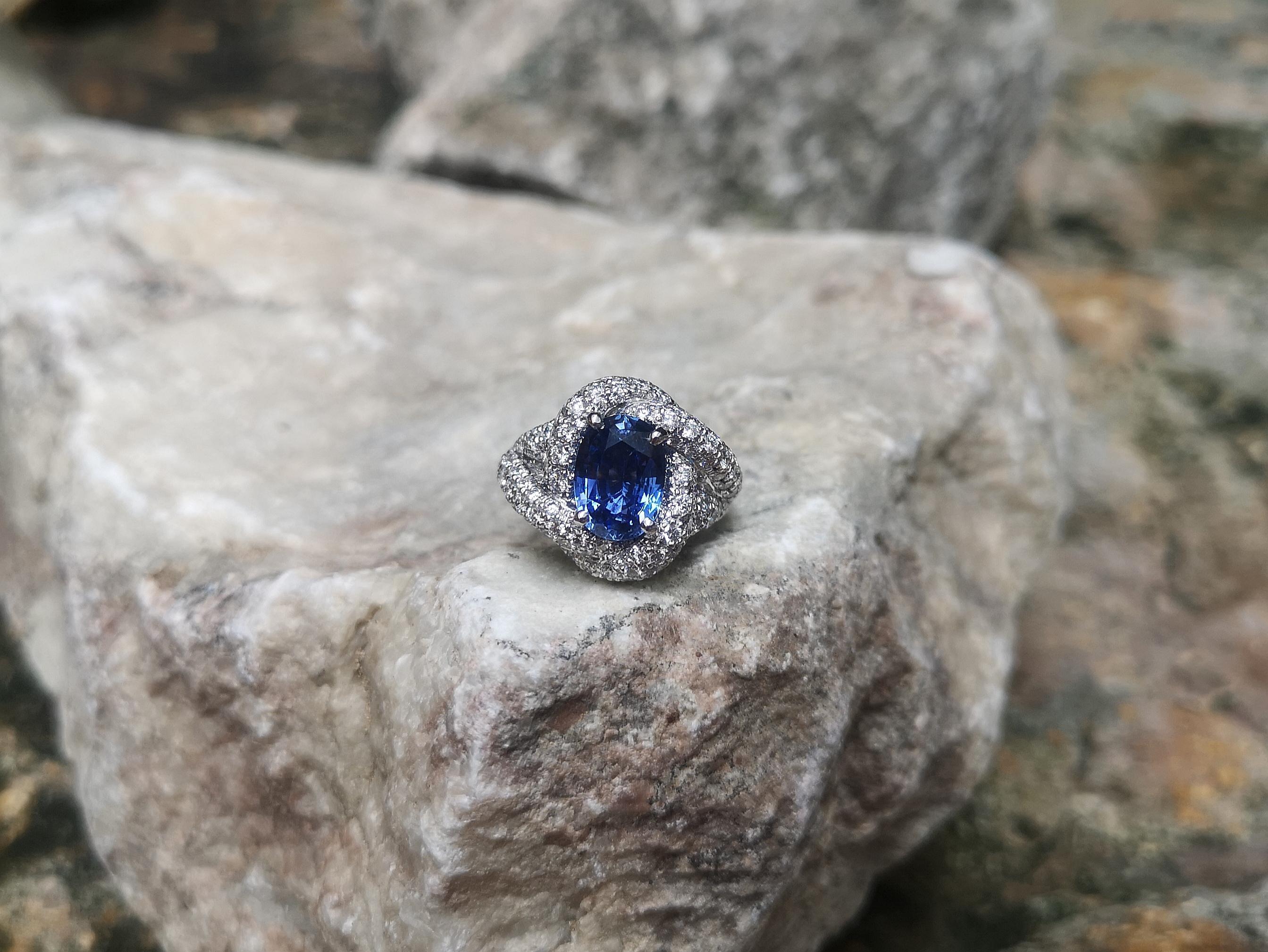 Blue Sapphire with Diamond Ring Set in 18 Karat White Gold Settings For Sale 4