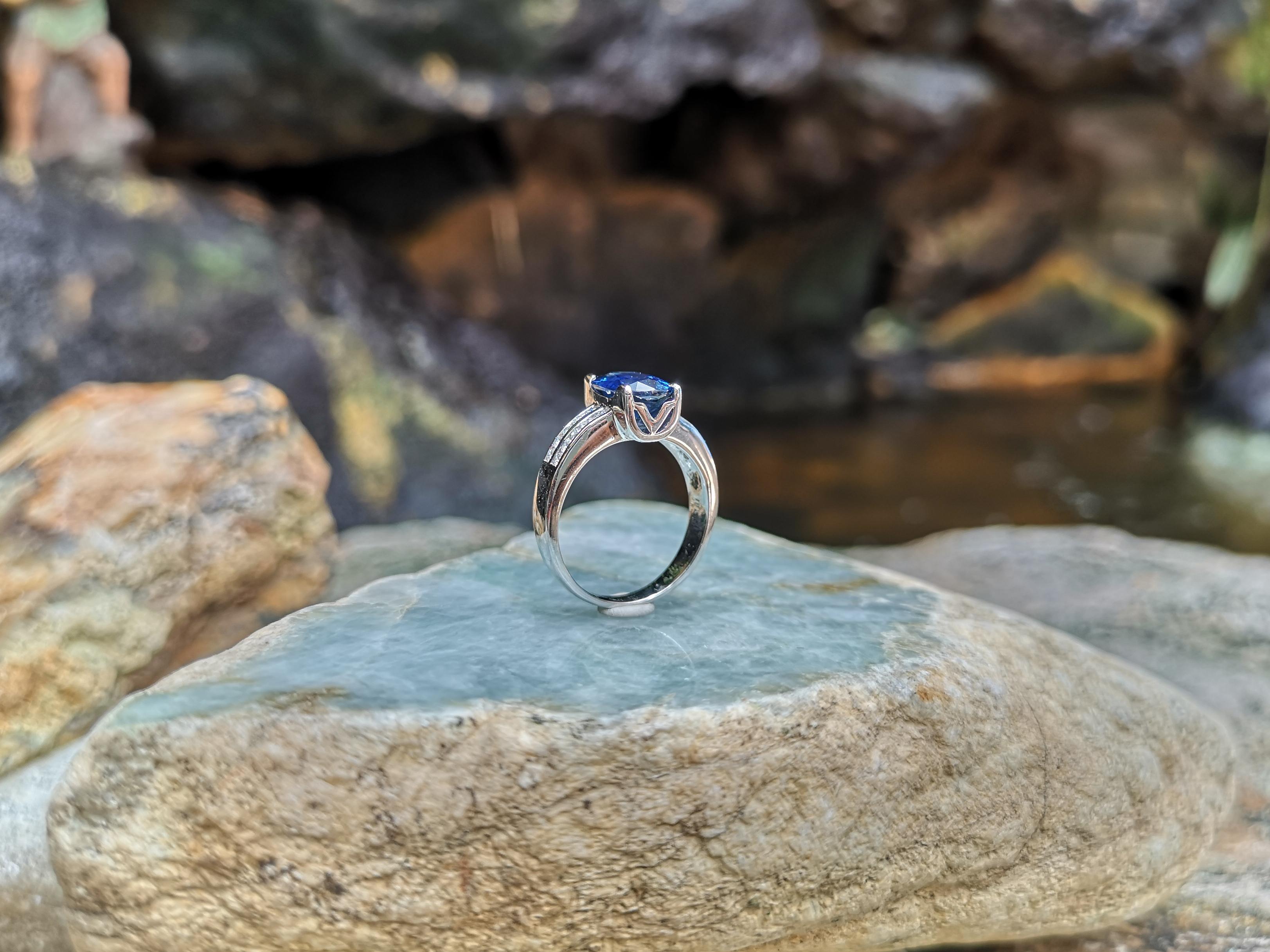 Blauer blauer Saphir mit Diamantring in 18 Karat Weißgoldfassung im Angebot 4