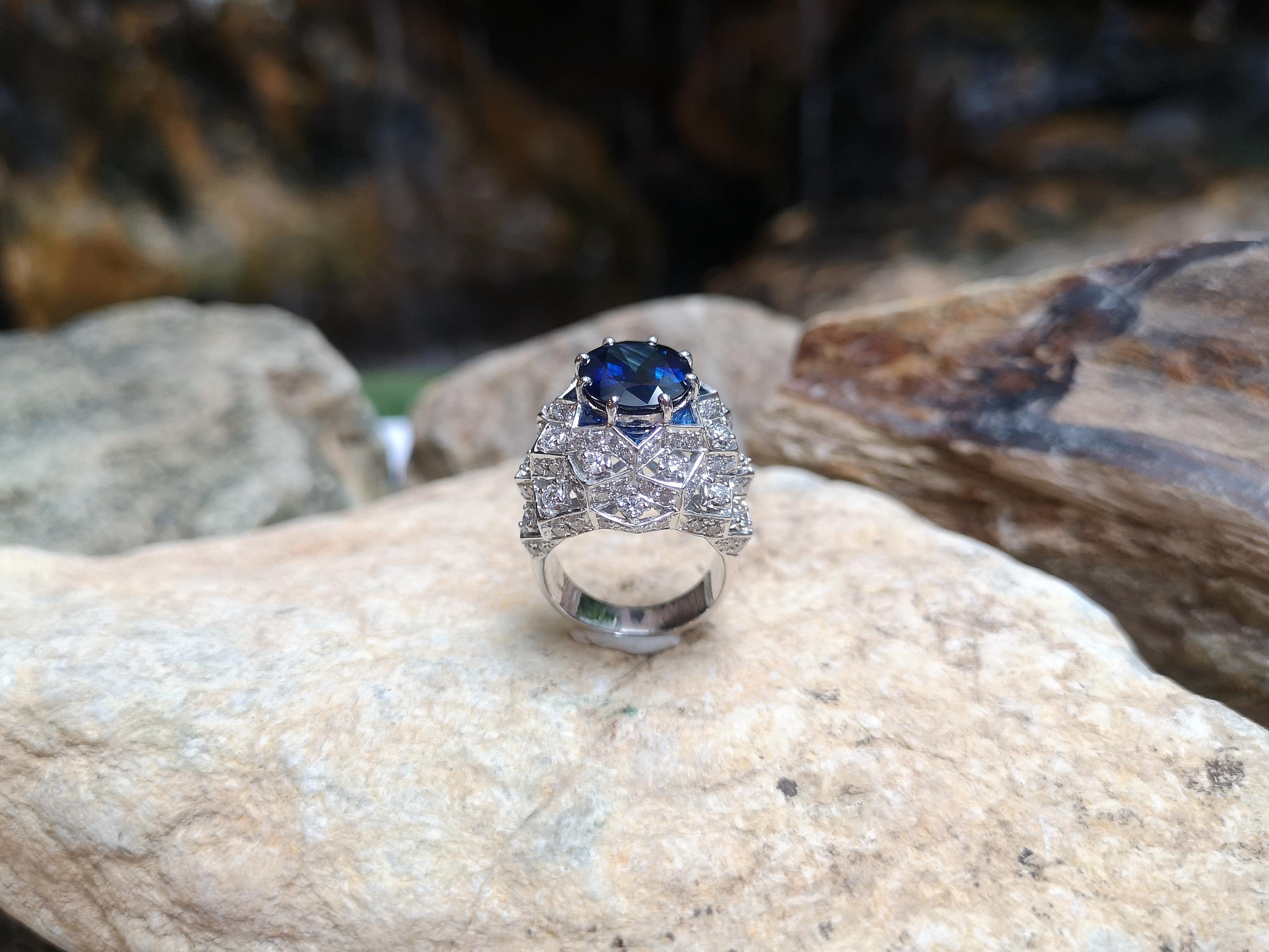 Blue Sapphire with Diamond Ring Set in 18 Karat White Gold Settings For Sale 5