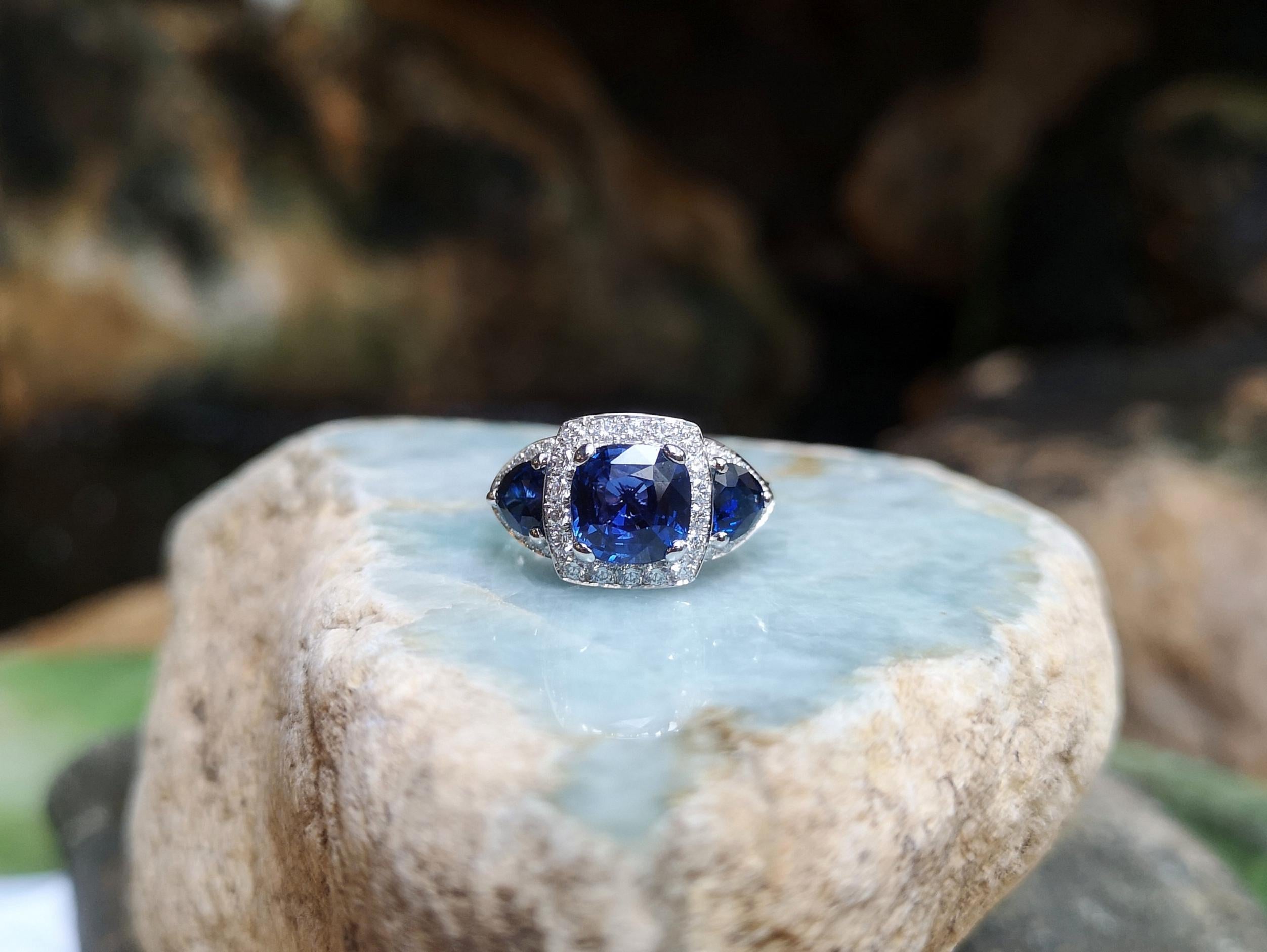 Saphir bleu avec diamants  Bague sertie d'or blanc 18 carats en vente 5